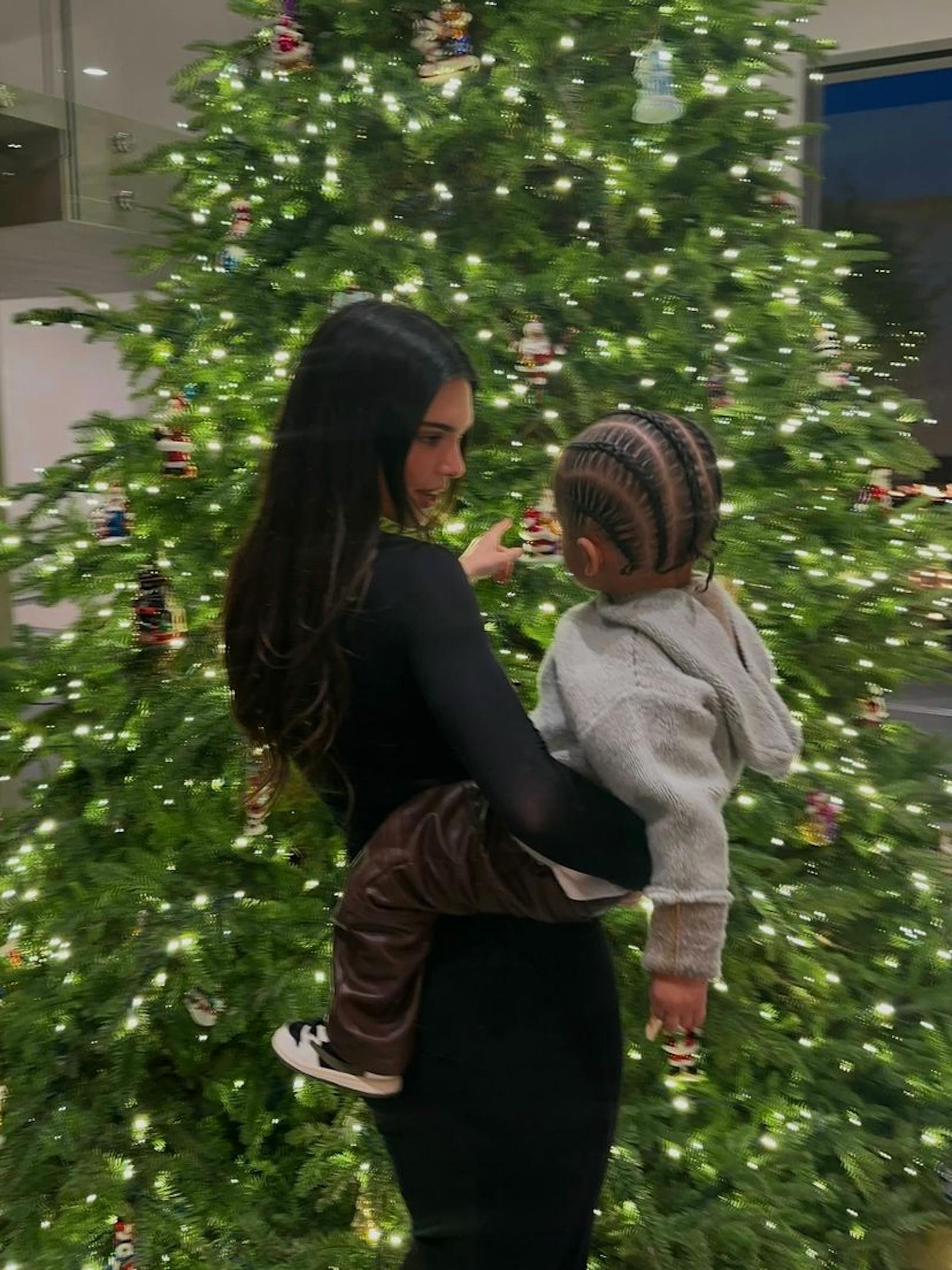 Kylies Schwester Kendall mit Kylies Sohn Aire. 