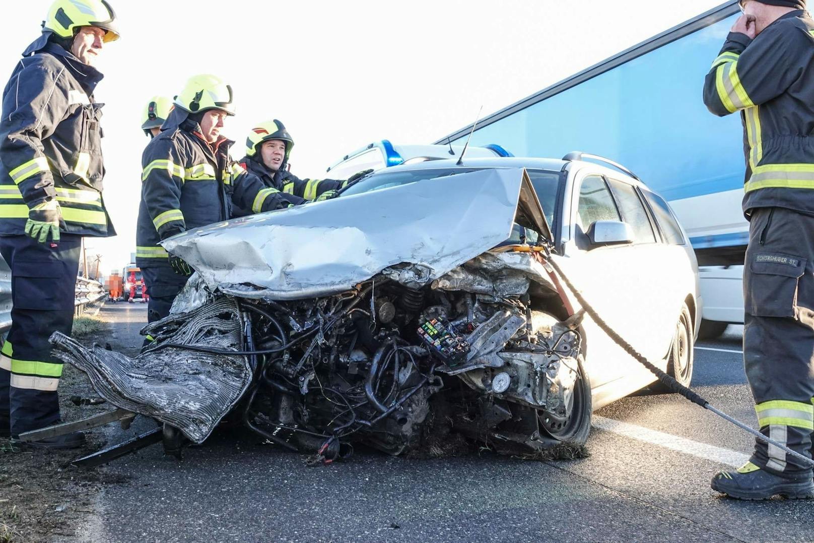 Eine Person wurde bei dem Unfall schwer und vier weitere leicht verletzt.