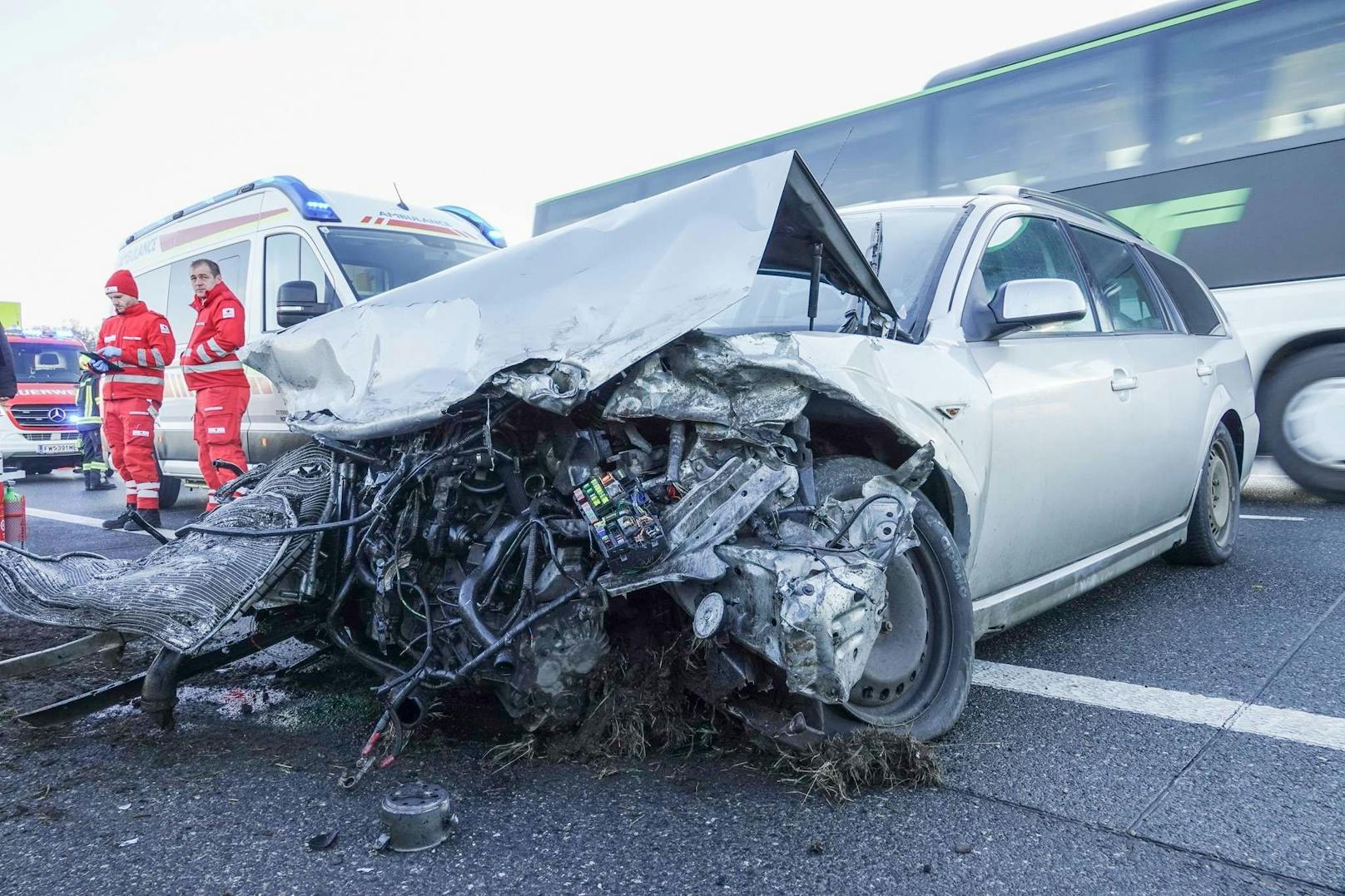 Der Pkw schlitterte quer über die Autobahn.