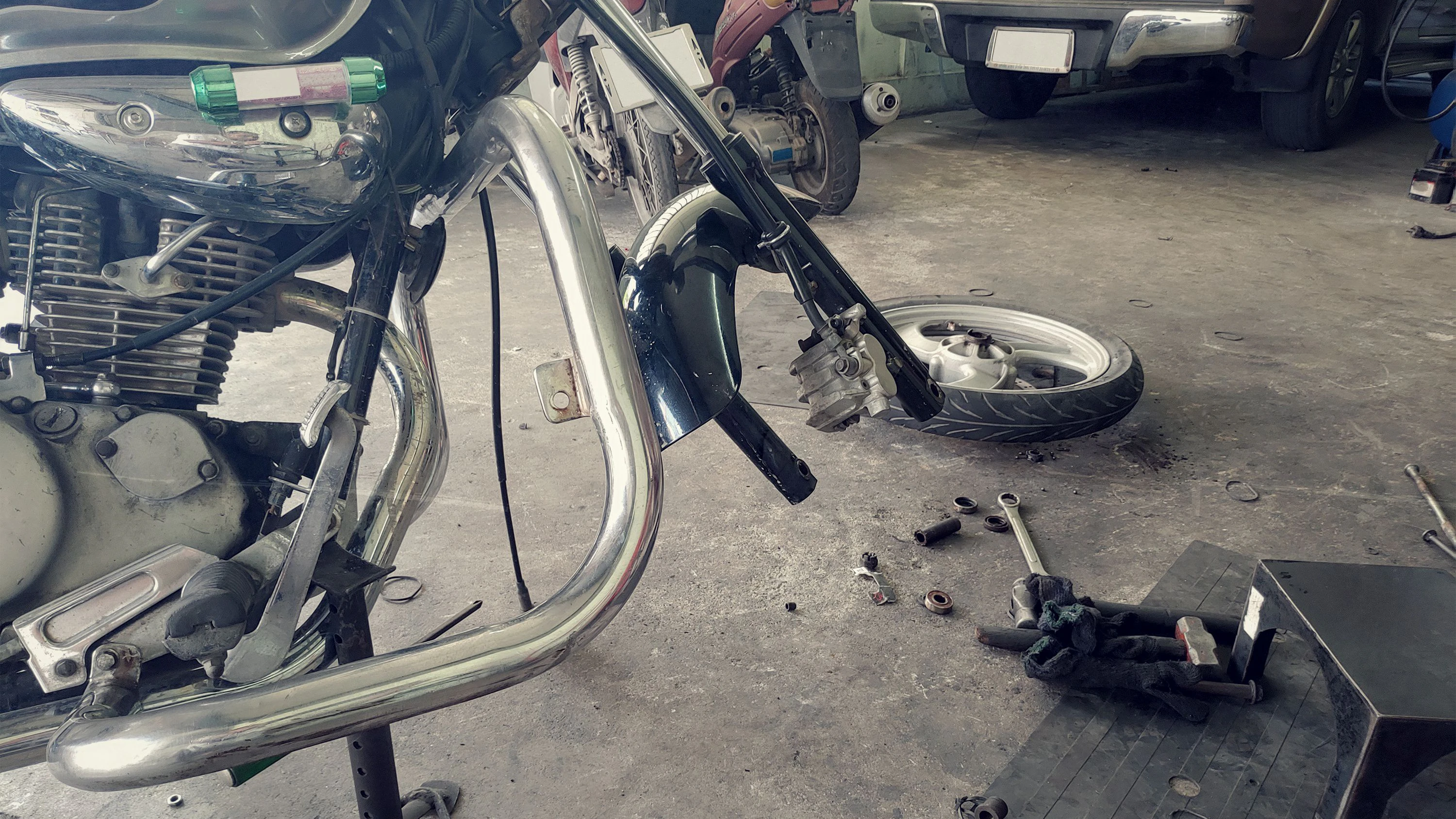 Removing the wheel of the motorcycle To change bearings in vintage tone