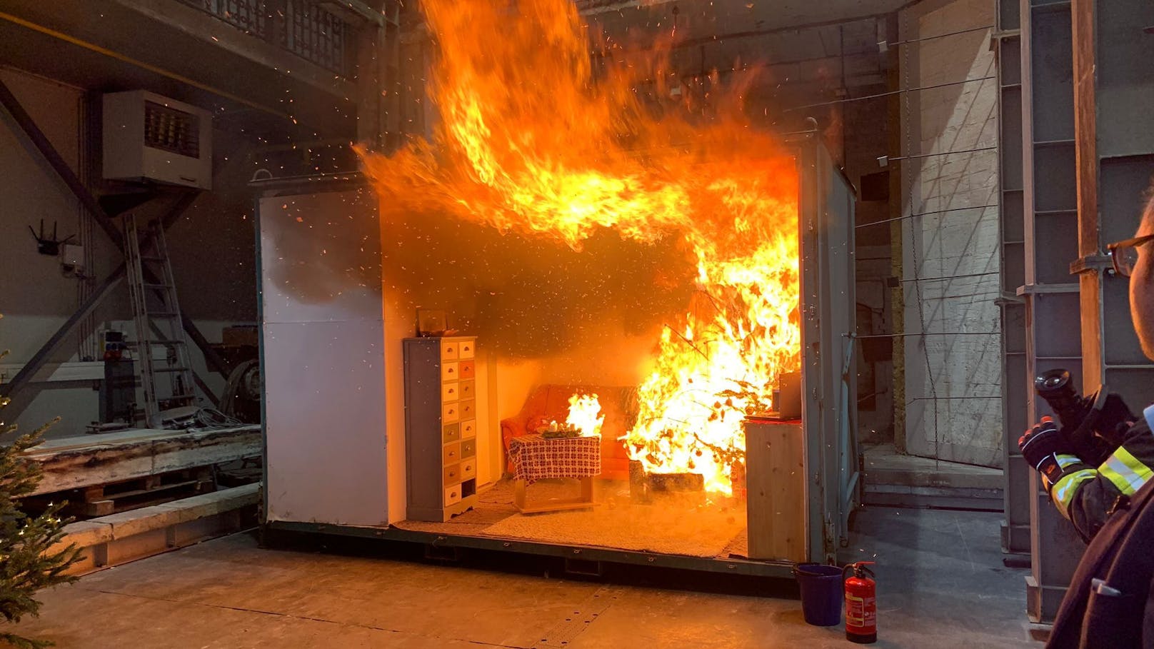 Unter Aufsicht der Feuerwehr wurde in einer Halle am Areal der Brandverhütungsstelle eine Tanne angezündet.