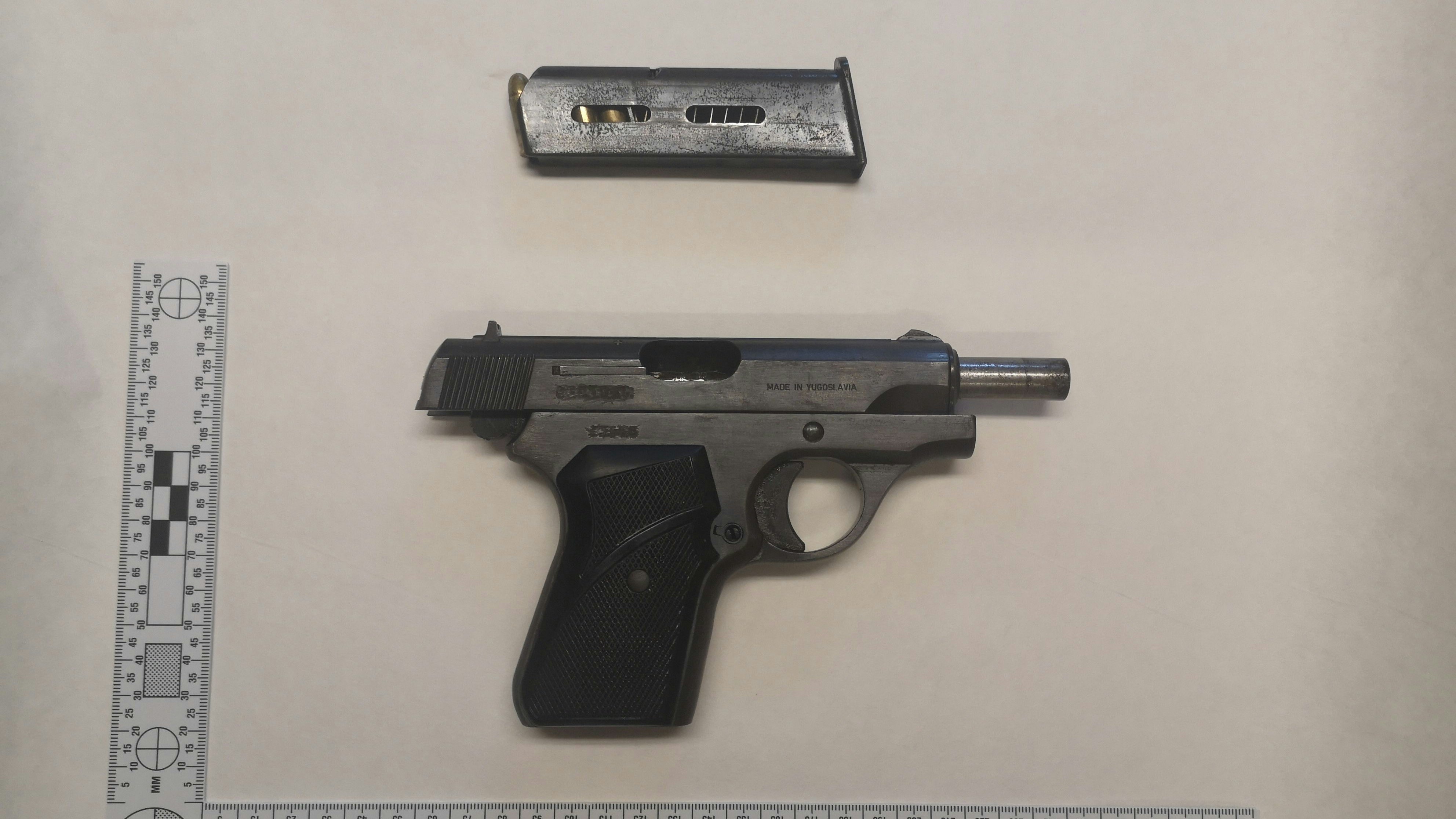 Die jugoslawische Handfeuerwaffe hatte der Verdächtige bei der Verhaftung mit dabei.