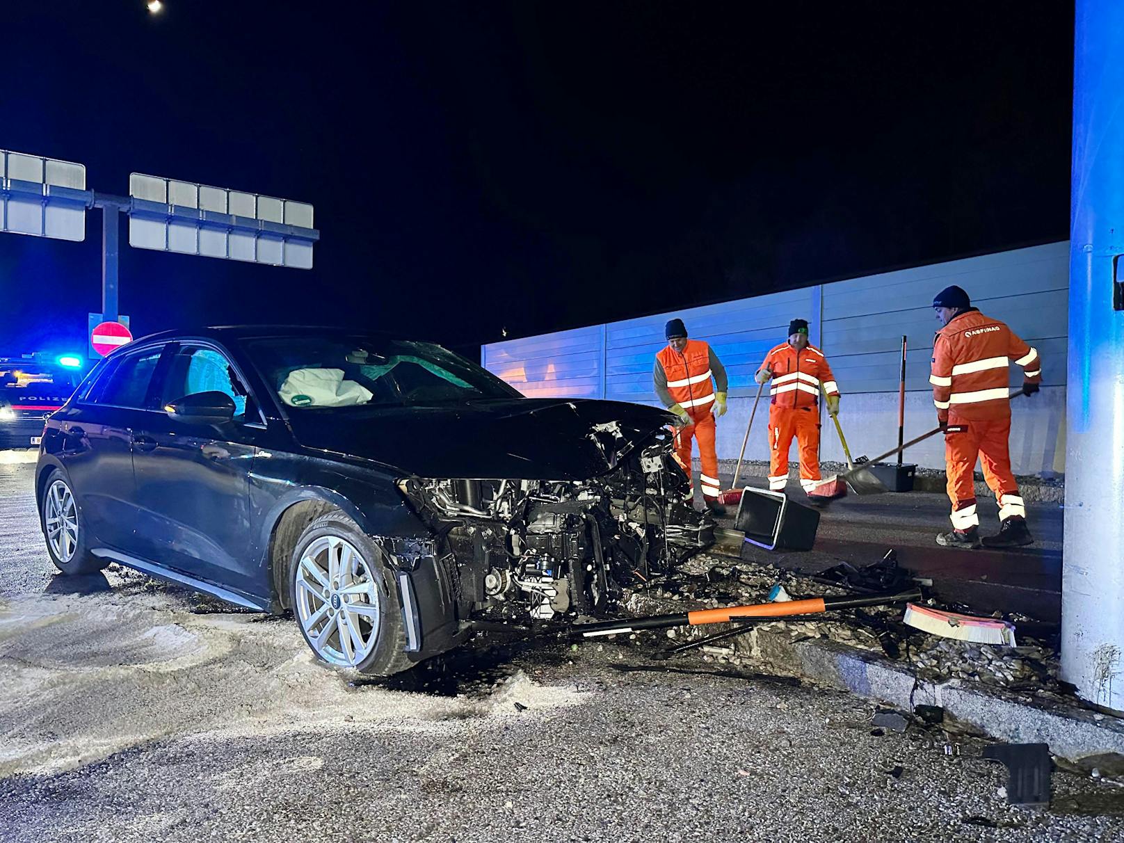 Bei der Zufahrt zum dortigen Tankstellenareal touchierte er mit der linken Fahrzeugseite eine Hinweistafel.