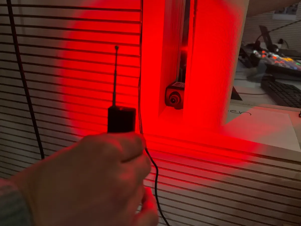 Das rote Licht hat auch in der Linse reflektiert – jedoch reflektiert auch das Licht einer Handytaschenlampe.