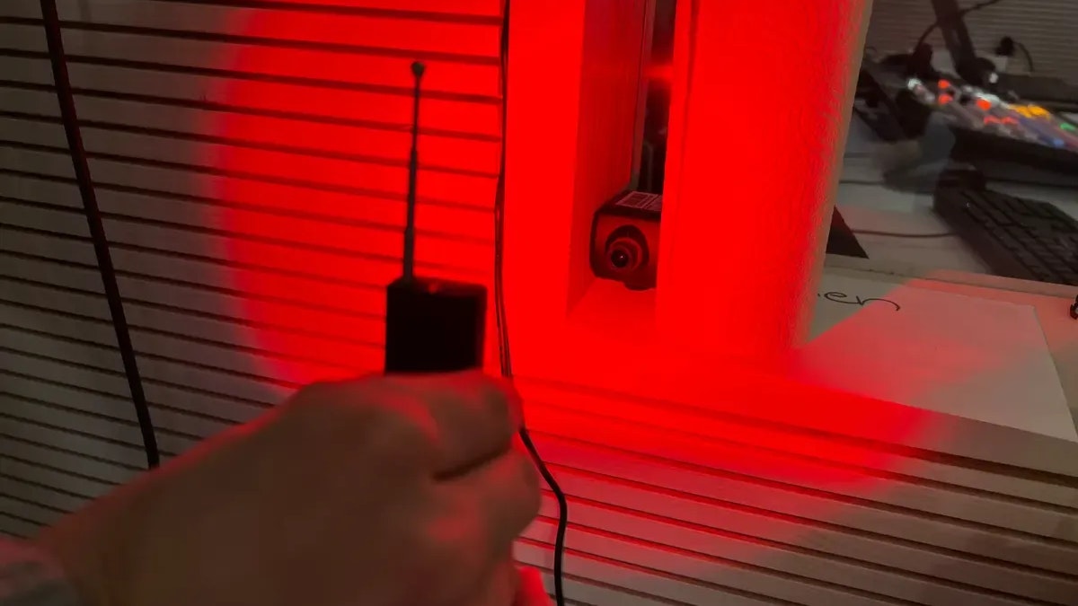 Das rote Licht hat auch in der Linse reflektiert – jedoch reflektiert auch das Licht einer Handytaschenlampe.