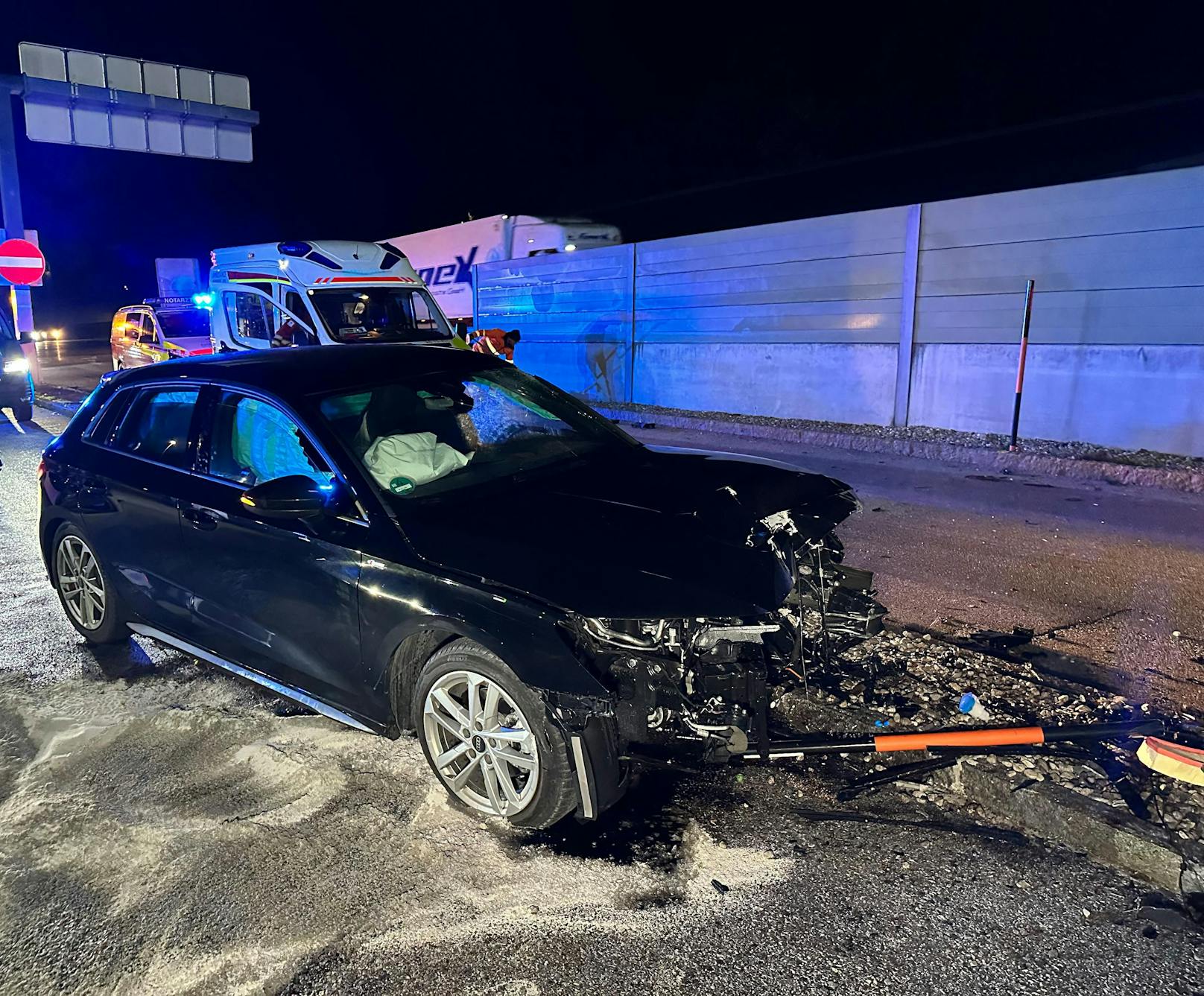 Ein 36-jähriger Italiener geriet mit seinem Pkw am Montag gegen 19:15 Uhr auf der A 12 im Gemeindegebiet von Vomp auf Höhe einer Raststätte über den Verzögerungsstreifen von der Autobahn ab.