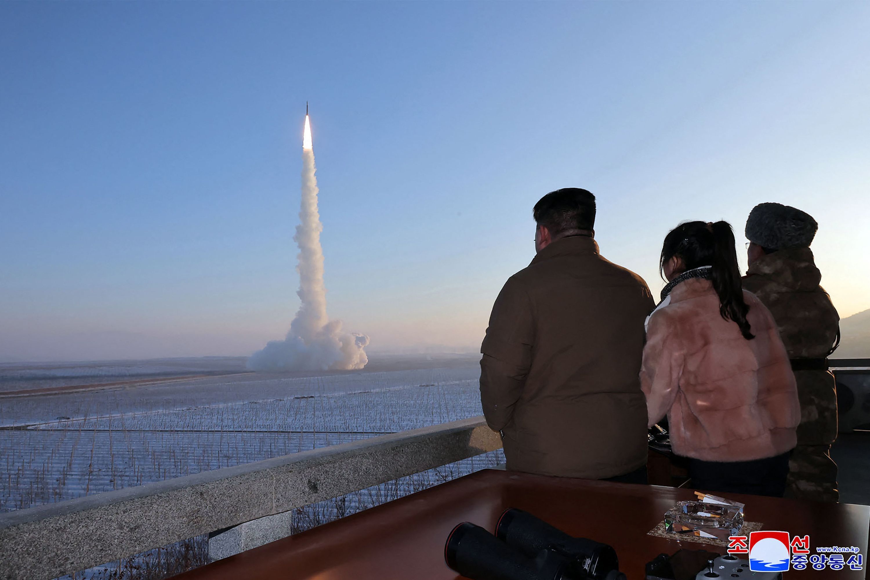 Nordkoreas Machthaber <strong>Kim Jong-Un</strong> hat den jüngsten Test einer Interkontinentalrakete seines Landes mit seiner Tochter verfolgt.