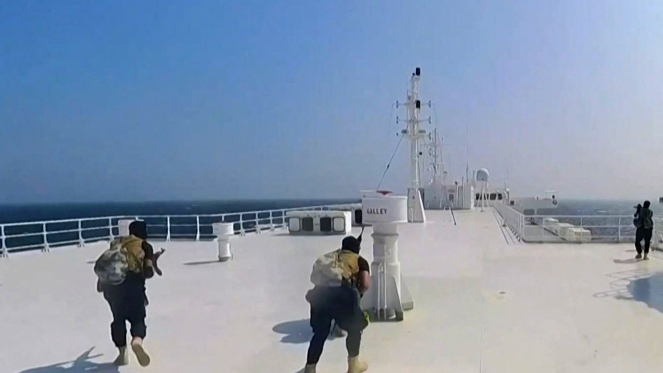 Die USA haben angesichts der Angriffe der jemenitischen Huthi-Rebellen auf Handelsschiffe im Roten Meer eine Militärkoalition zum Schutz der Seefahrt in der Region gebildet.