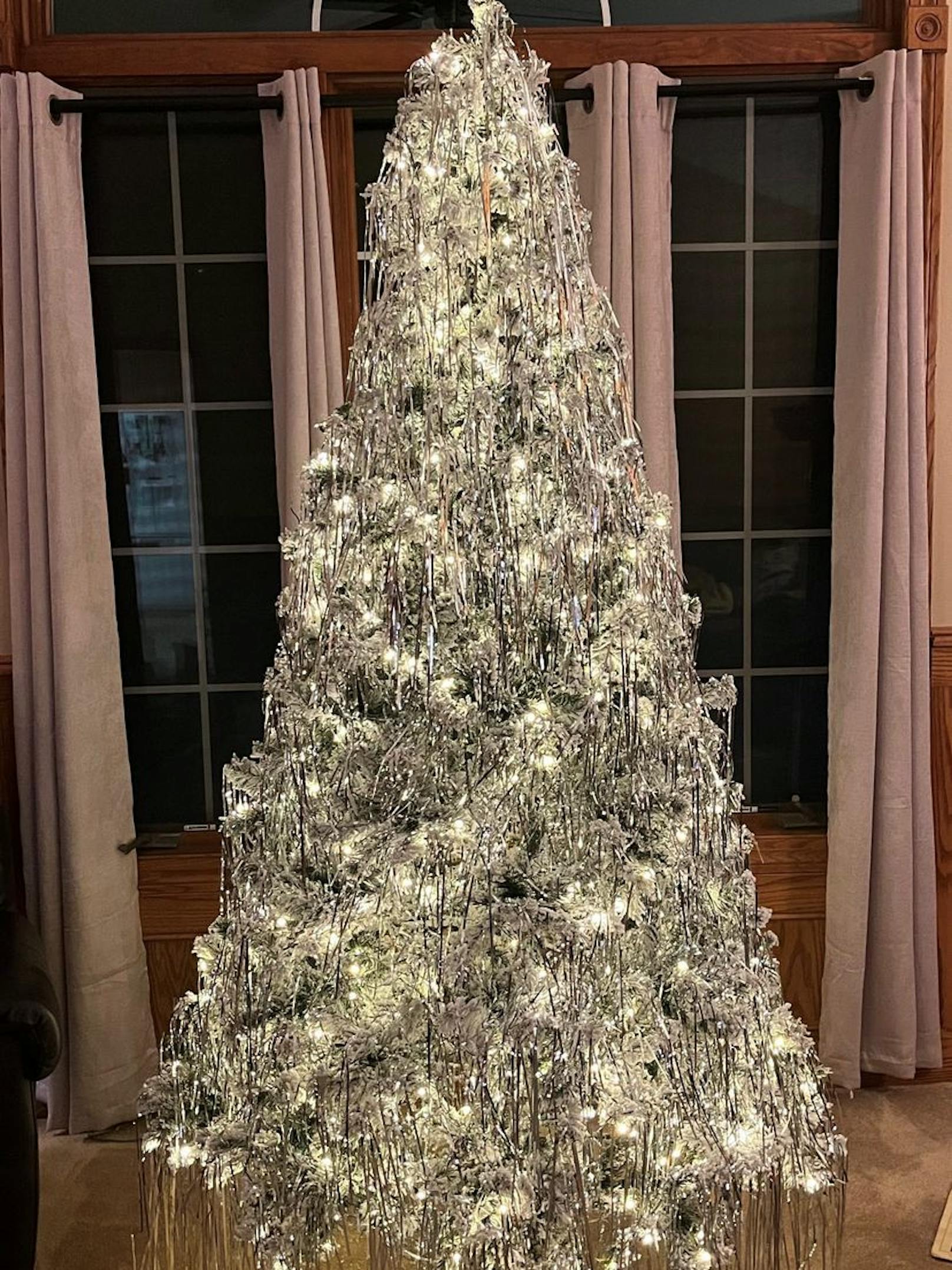 Kelly Osbournes Weihnachtsbaum glitzert in strahlendem Silber.