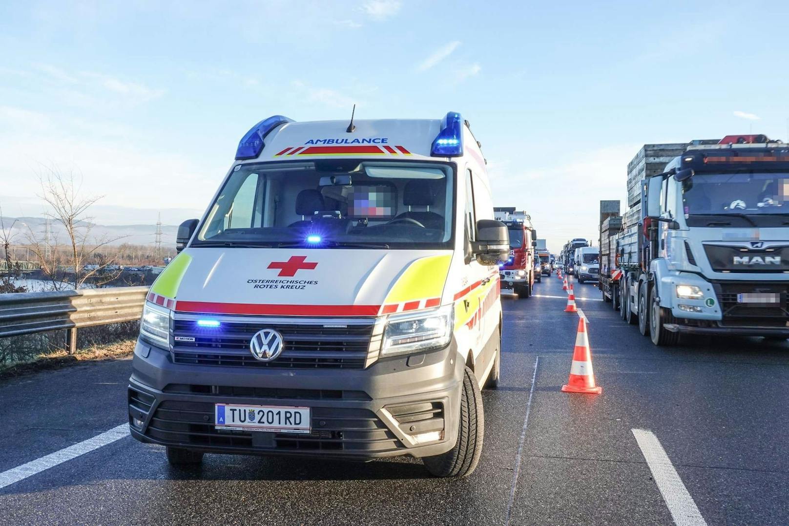 Zahlreiche Einsatzkräfte waren im Einsatz.