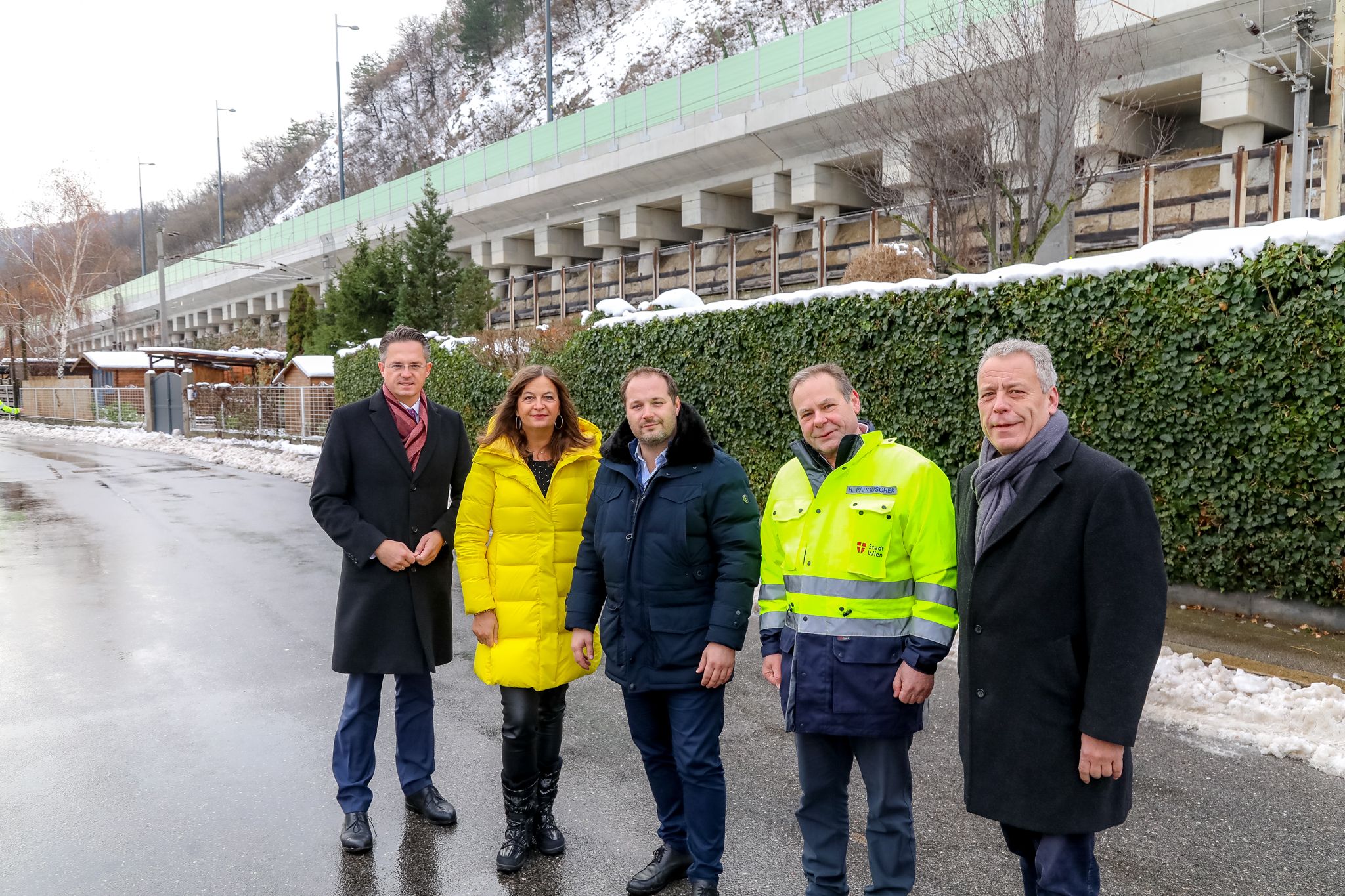Klosterneuburger Bürgermeister Stefan Schmuckenschlager, Mobilitätsstadträtin Ulli Sima, Daniel Resch, Bezirksvorsteher von Döbling, Hermann Papouschek, Leiter der Abteilung Brückenbau und Grundbau der Stadt Wien und Thomas Mader, Bezirksvorsteher-Stellvertreter von Döbling.