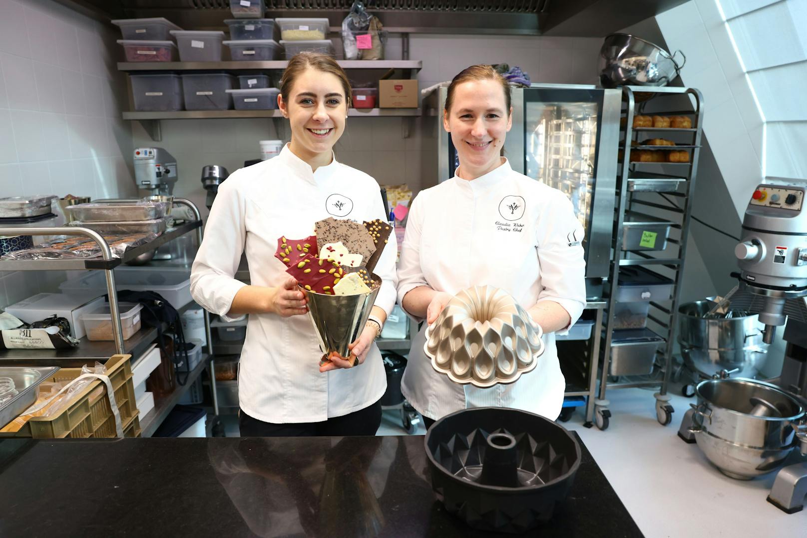 Vom 4-köpfigen Damenteam werden täglich 10 Guglhupfe gebacken - abends haben die Gäste alle verputzt. Claudia Weber bildet in ihrem Betrieb auch aus.