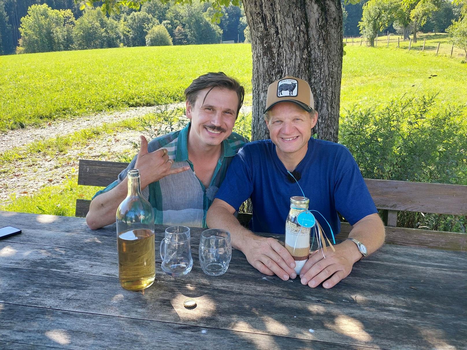 Zu Besuch beim 47-jährigen Schafbauern Martin fühlt Lev ihm auf den Zahn. Wieso ist der sympathische Landwirt noch immer Single? Levs Plan: Ein Aufruf-Video, um die perfekte Frau für den Bauern zu finden.