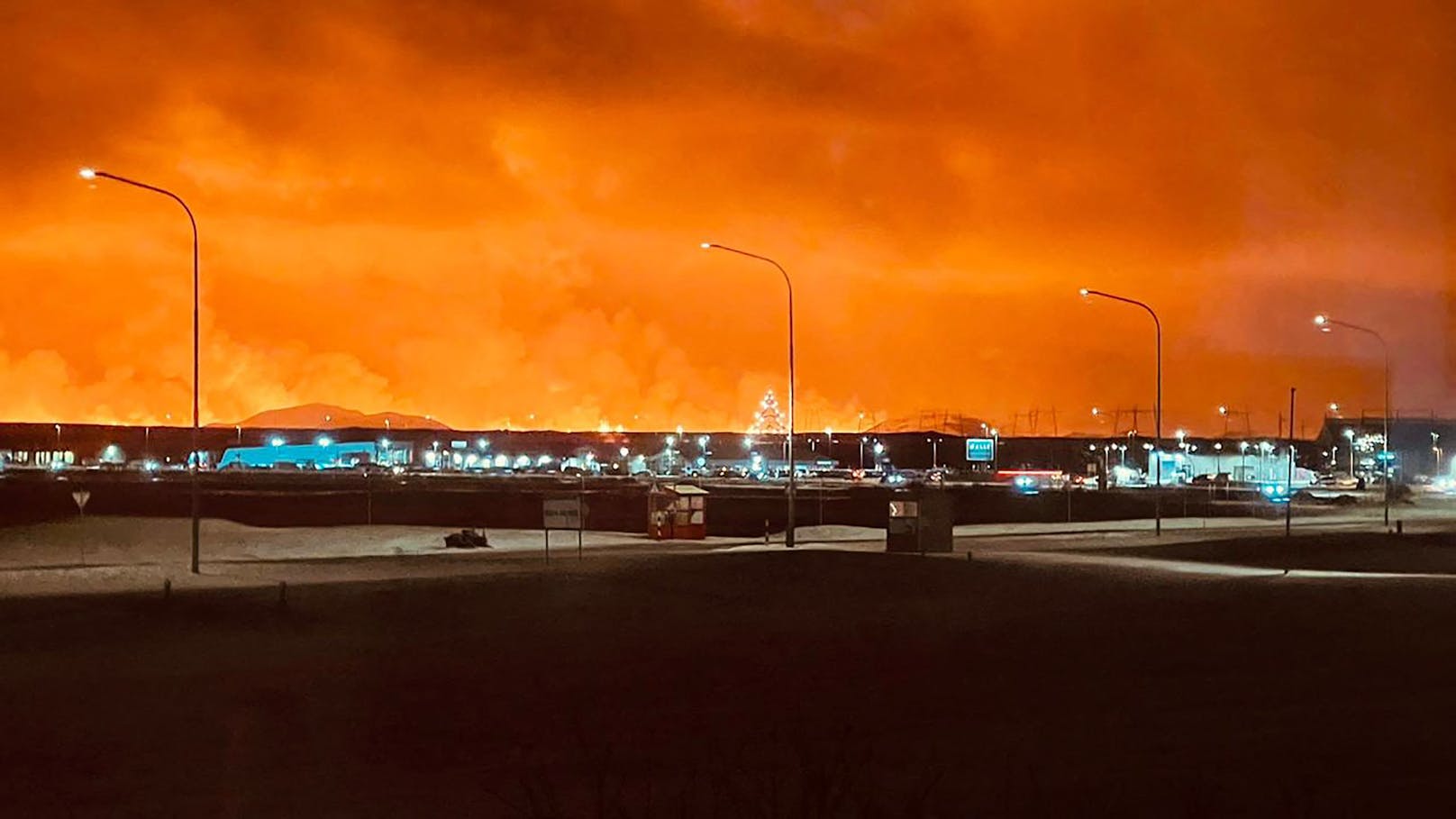 Auf Filmen und Fotos auf der Plattform X waren orange-rot glühende Lava-Fontänen zu sehen, die in den dunklen Nachthimmel hell erleuchteten.