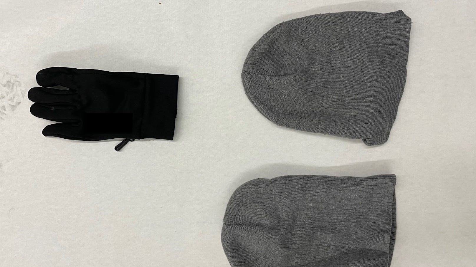 Diese Handschuhe und Hauben trugen die Täter