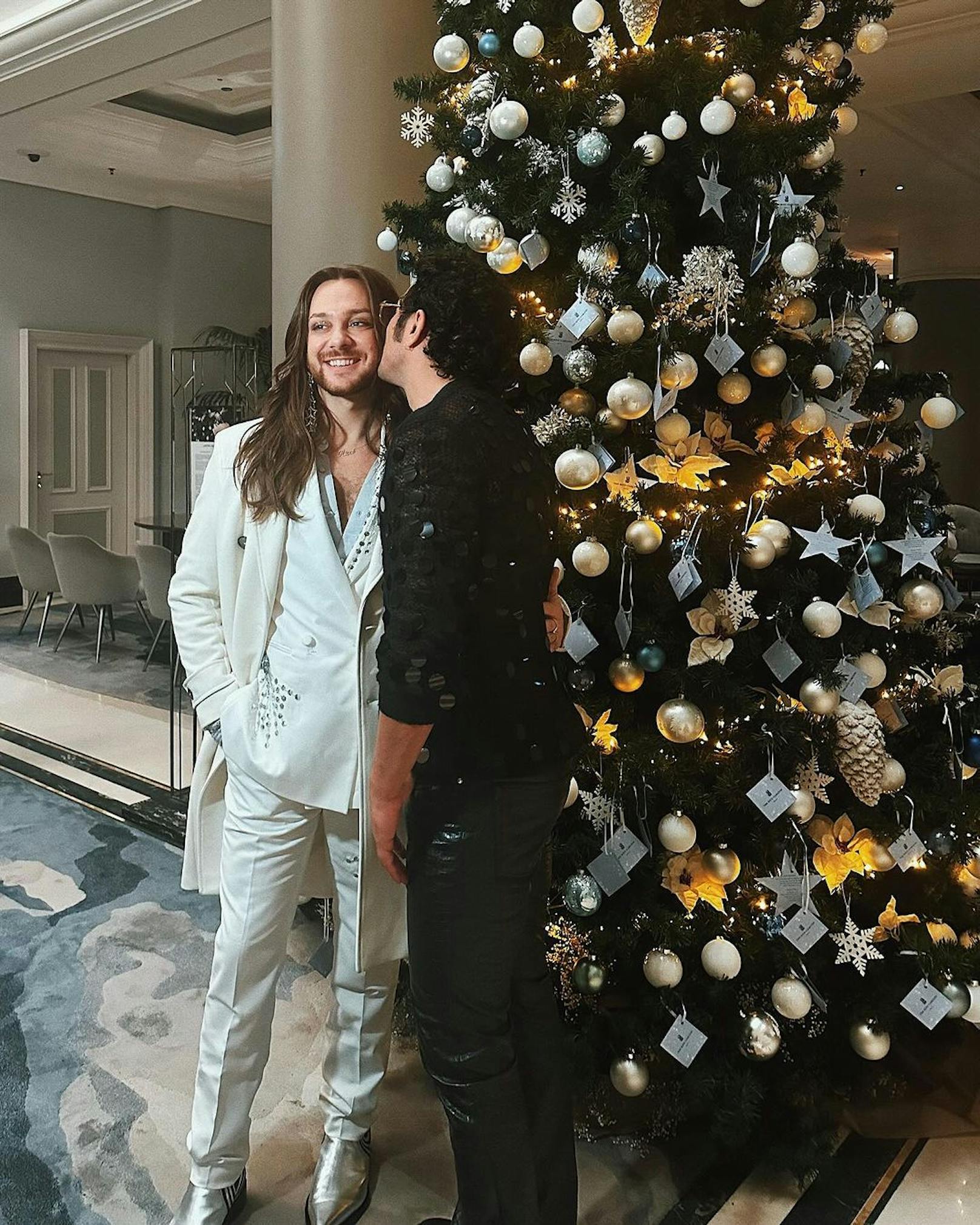 "Mein Weihnachtswunsch wurde bereits erfüllt", verrät Riccardo Simonetti unter dem Bild. Der Langzeit-Single hat sich nämlich mit seiner besseren Hälfte verlobt.