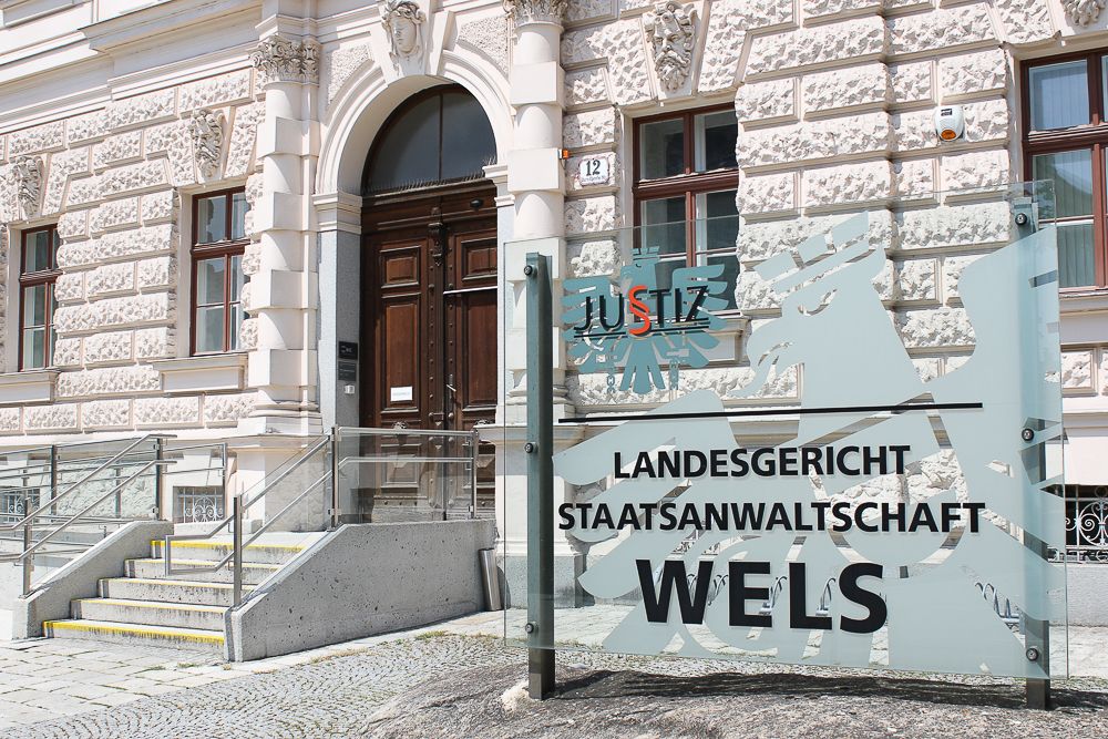 Die Staatsanwaltschaft wirft einem Mediziner schwere Behandlungsfehler vor. Heute steht er in Wels vor Gericht.