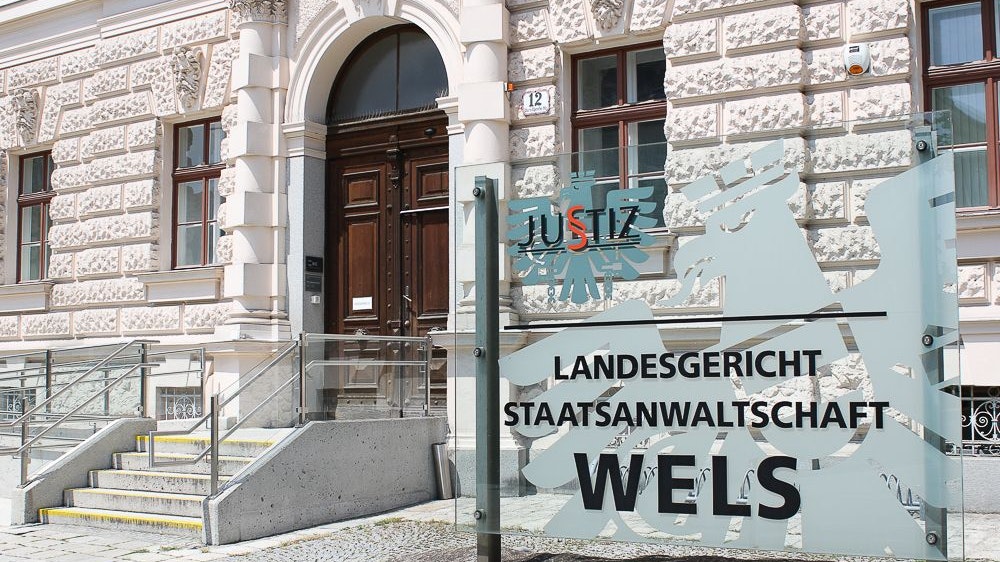 Die Staatsanwaltschaft wirft einem Mediziner schwere Behandlungsfehler vor. Heute steht er in Wels vor Gericht.