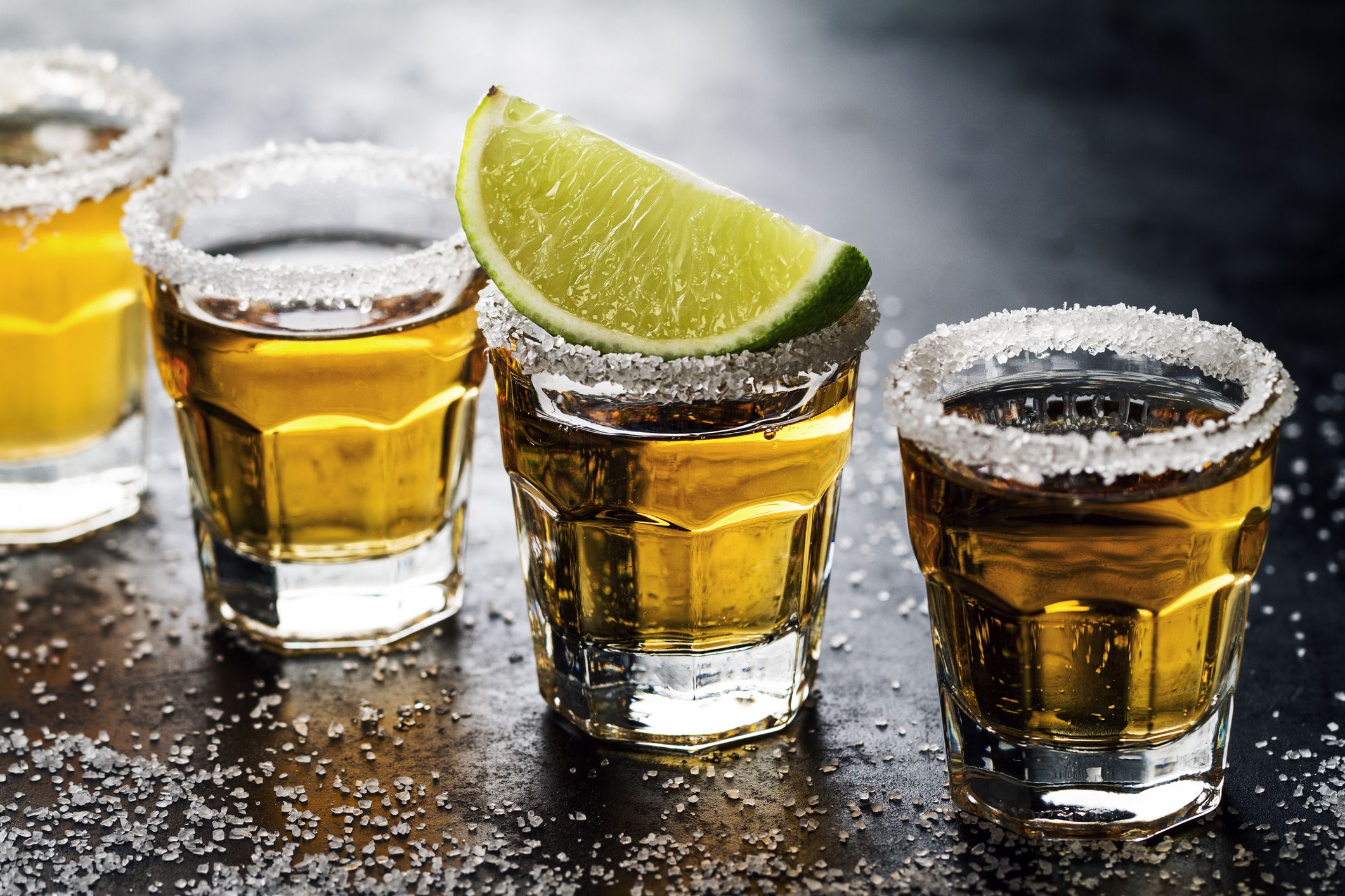 Vier Frauen erlitten in einem Londoner Club ernsthafte Vergiftungen. Der Barkeeper hatte ihnen zum Tequila versehentlich statt Salz Ätznatron serviert.
