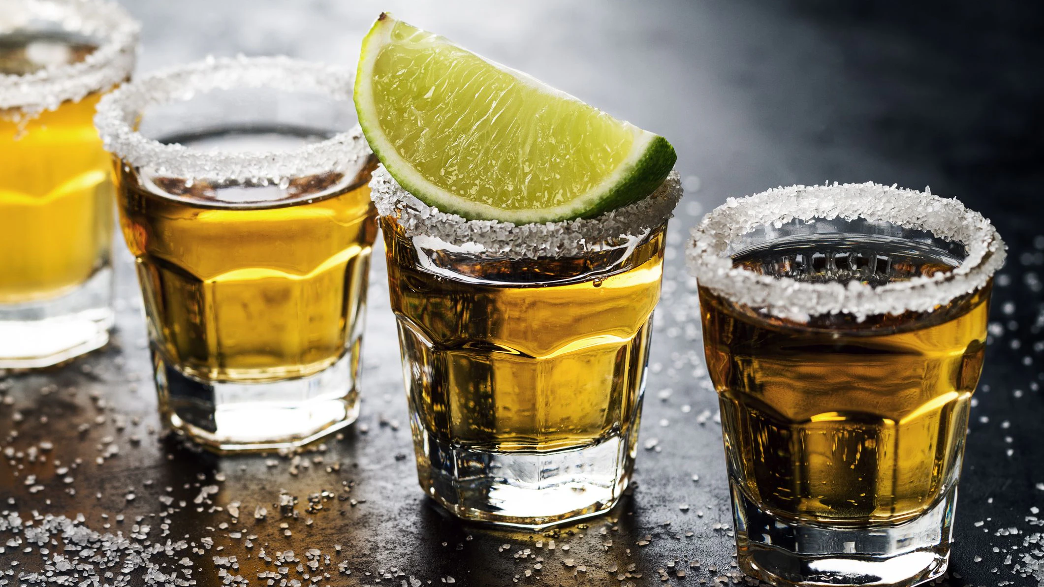 Vier Frauen erlitten in einem Londoner Club ernsthafte Vergiftungen. Der Barkeeper hatte ihnen zum Tequila versehentlich statt Salz Ätznatron serviert.