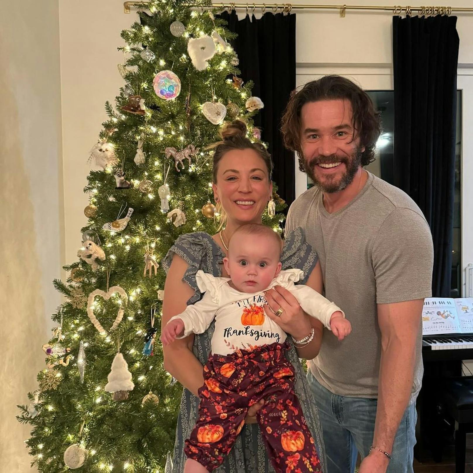 Auf Instagram postete "The Big Bang Theory“-Star Kaley Kaley Cuoco ein süßes Familienfoto vor einem festlichen Christbaum.