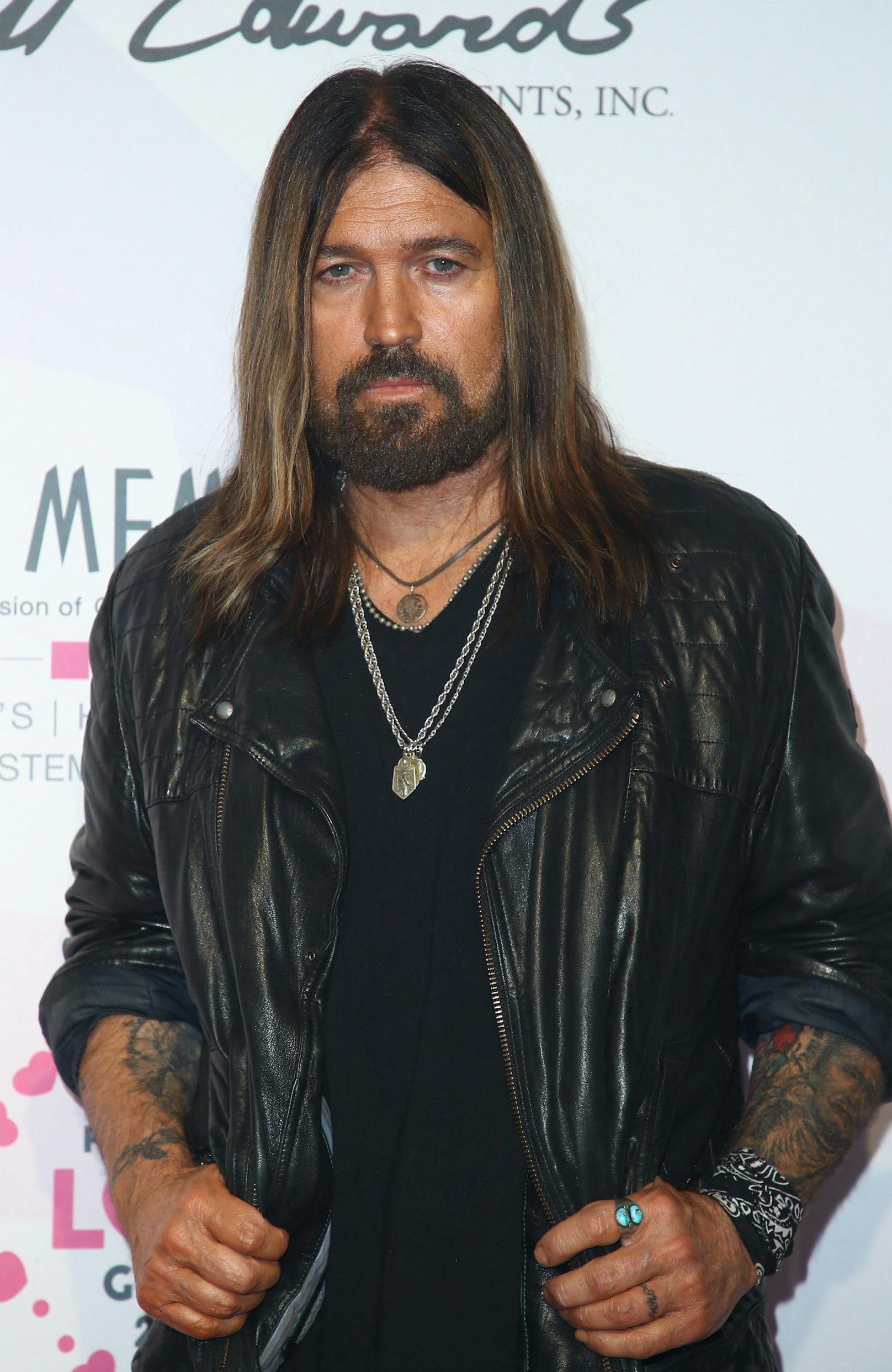 Am 10.Oktober.2023 geben sich Billy Ray Cyrus und seine Freundin Firerose das "Ja"-Wort.