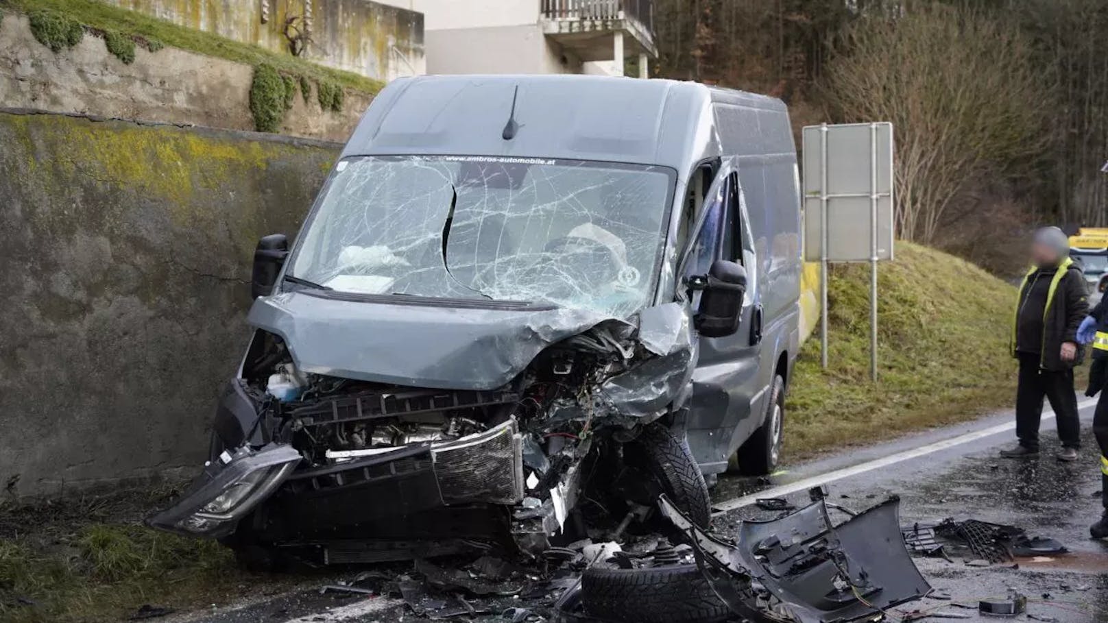 Ein Pkw stieß mit einem Kastenwagen zusammen.