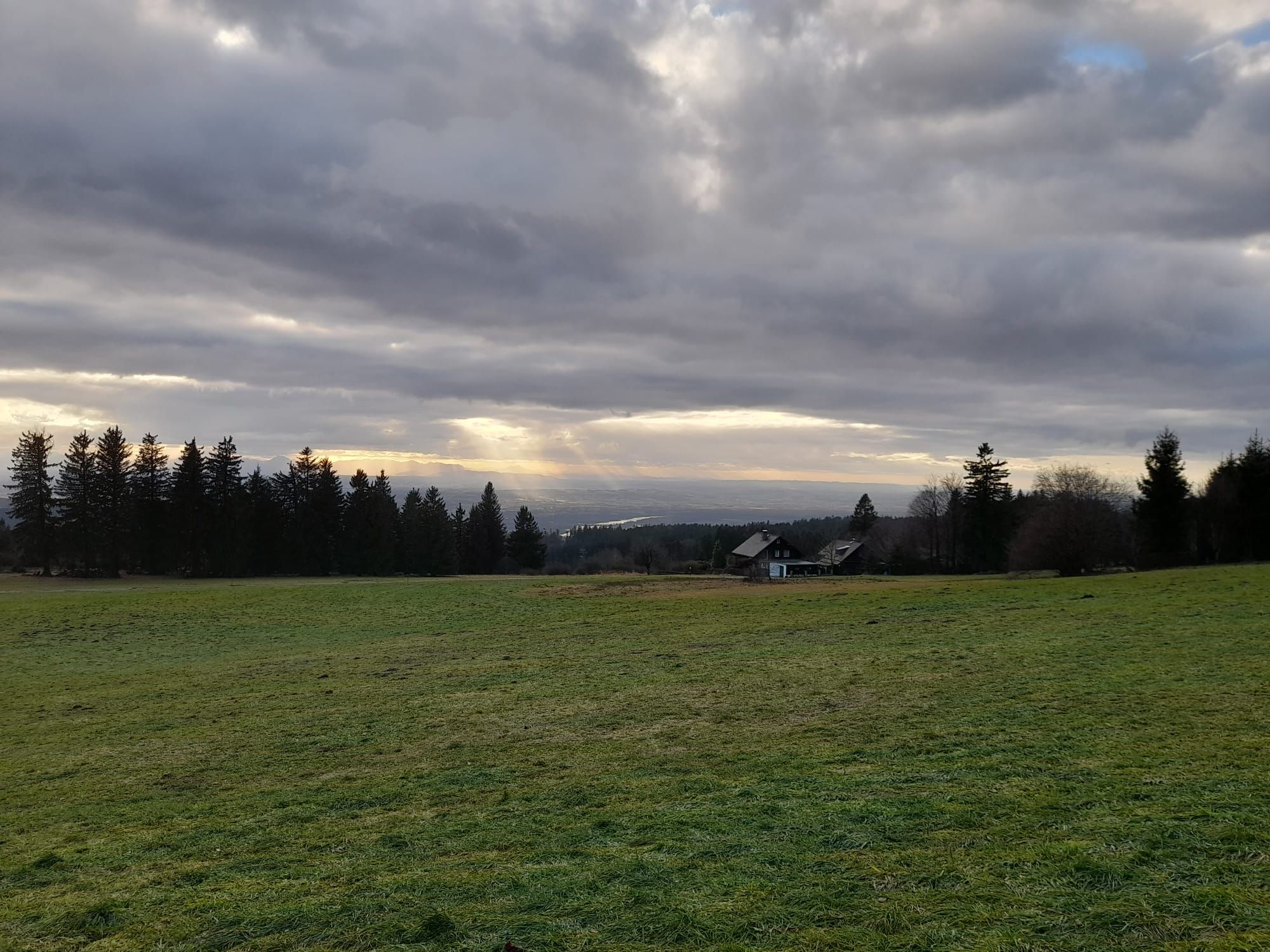 Am 24. Dezember wird es auch heuer wieder stürmisch. Am Foto ist der Lichtenberg bei Linz zu Weihnachten im vorigen Jahr.