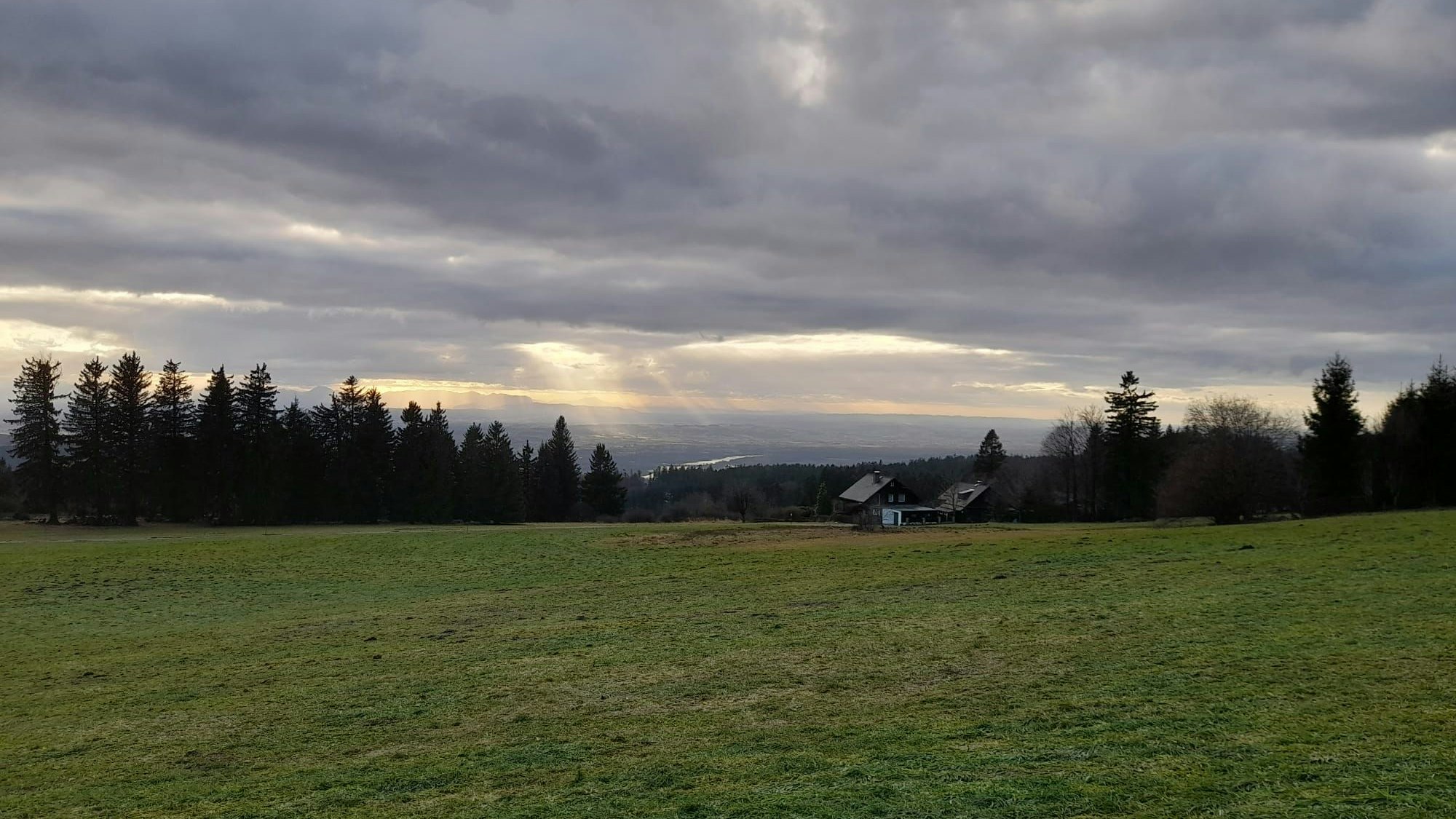 Am 24. Dezember wird es auch heuer wieder stürmisch. Am Foto ist der Lichtenberg bei Linz zu Weihnachten im vorigen Jahr.
