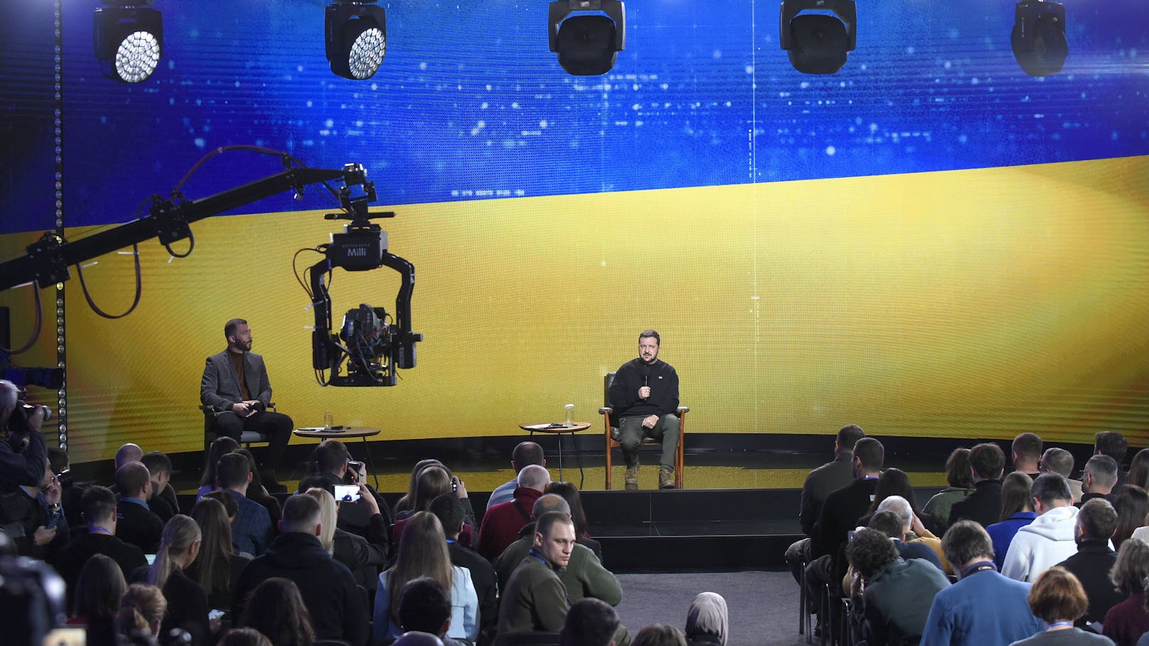 Ukraines Präsident Wolodimir Selenski vor versammelten Reportern bei seiner Jahrespressekonferenz am 19. Dezember 2023 in Kiew.