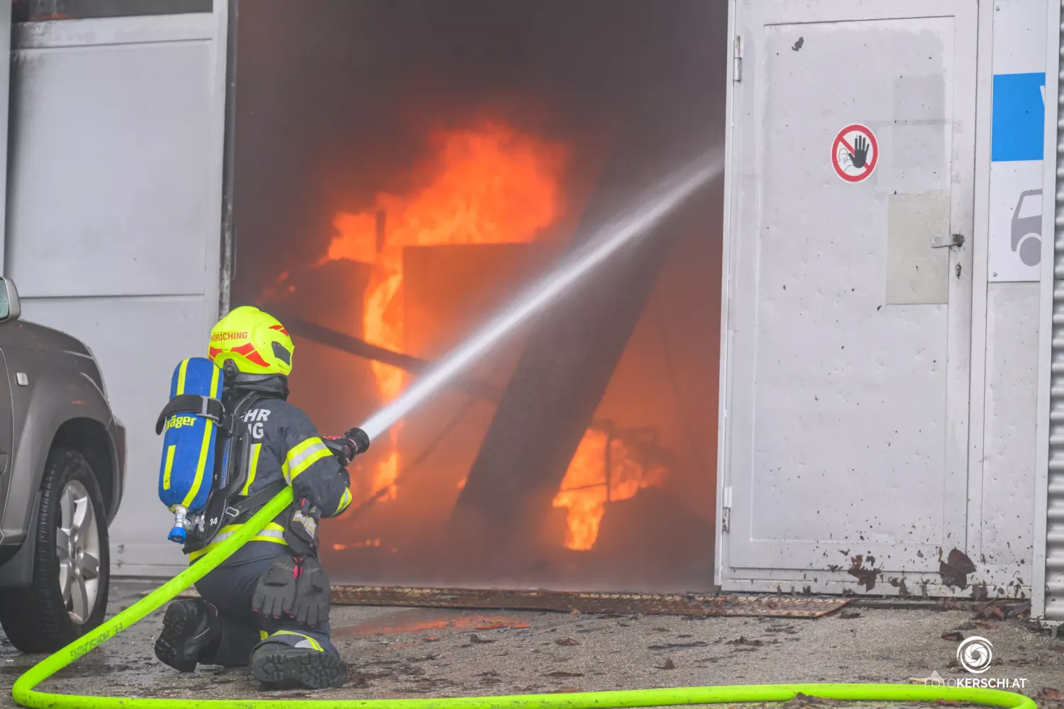 Der Brand brach am Mittwochnachmittag in der Lagerhalle eines Betriebs in Hörsching (Bez. Linz-Land) aus.
