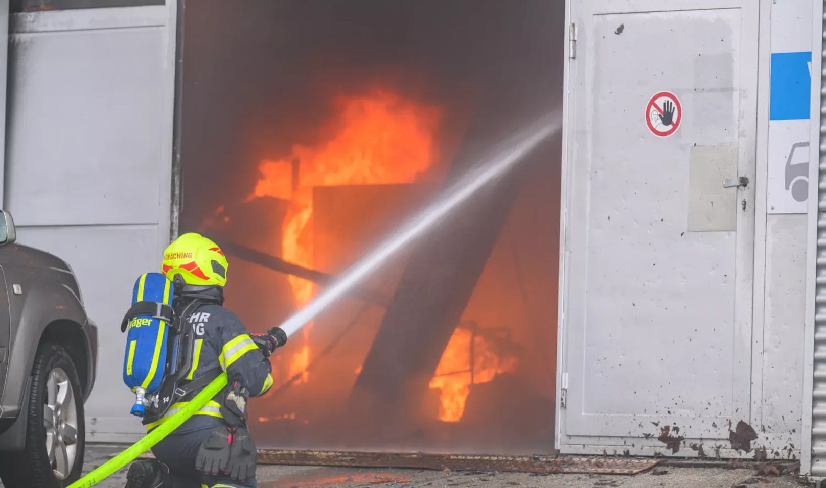 Firma in Flammen – elf Feuerwehren im Einsatz