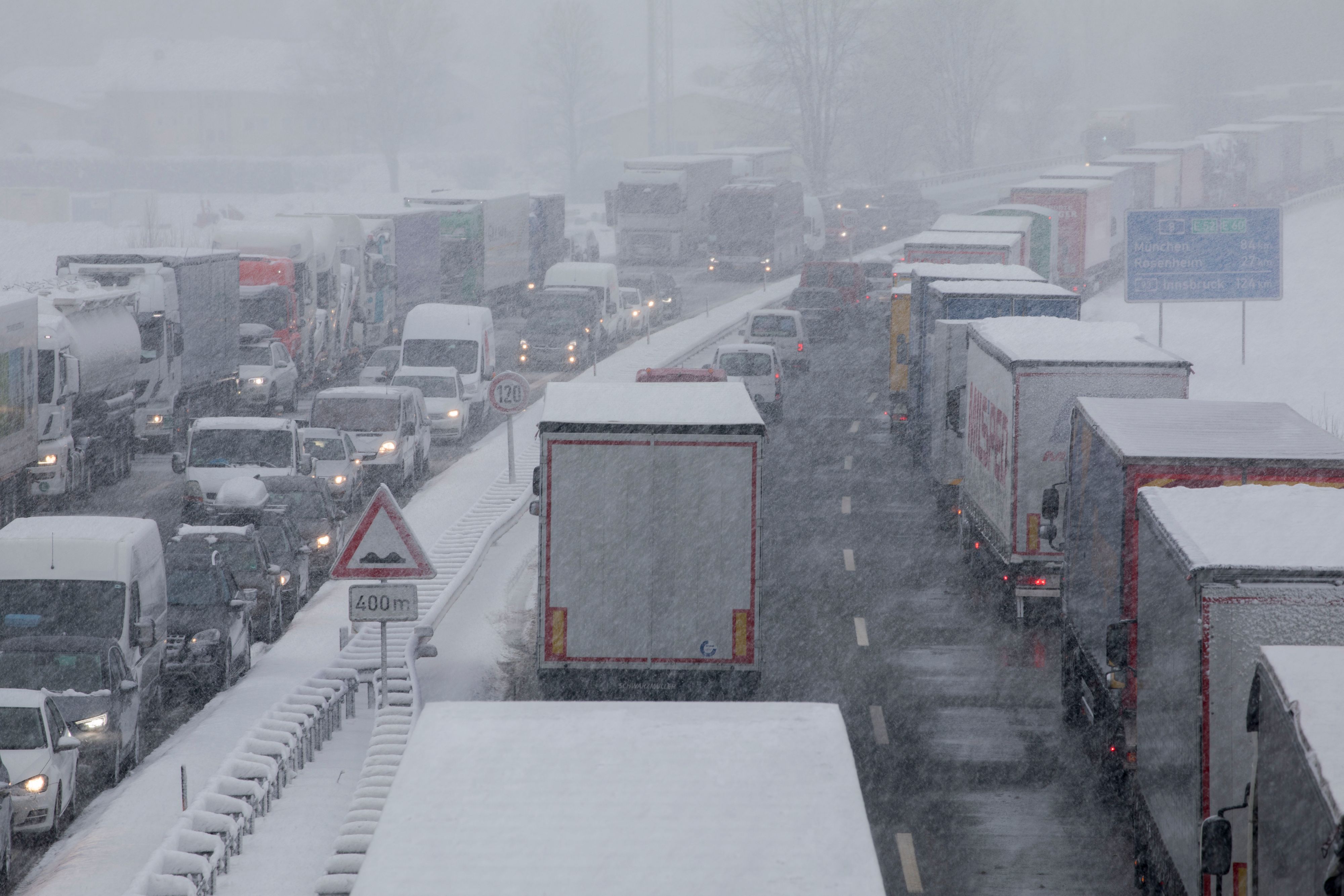 Schnee-Alarm auf den Autobahnen - massive Staus drohen.