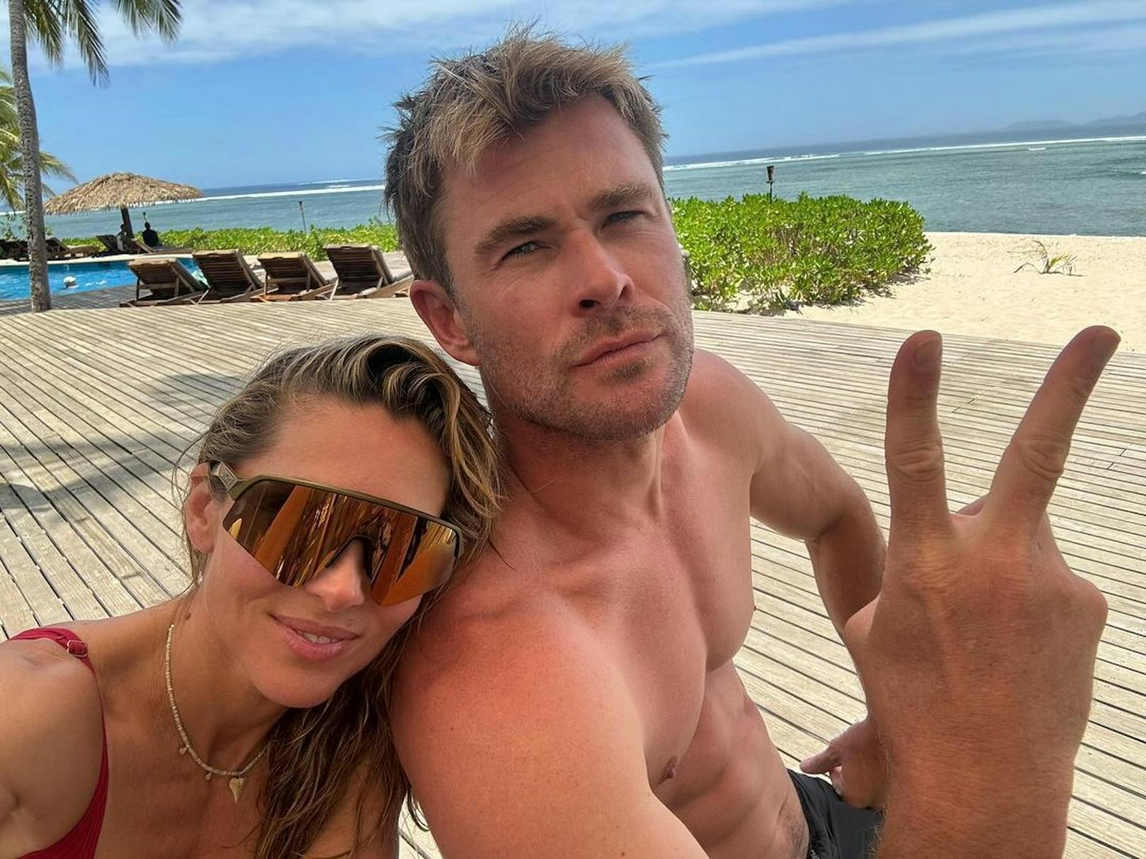 Chris Hemsworth und seine Frau Elsa schicken Grüße von den Fiji-Inseln.