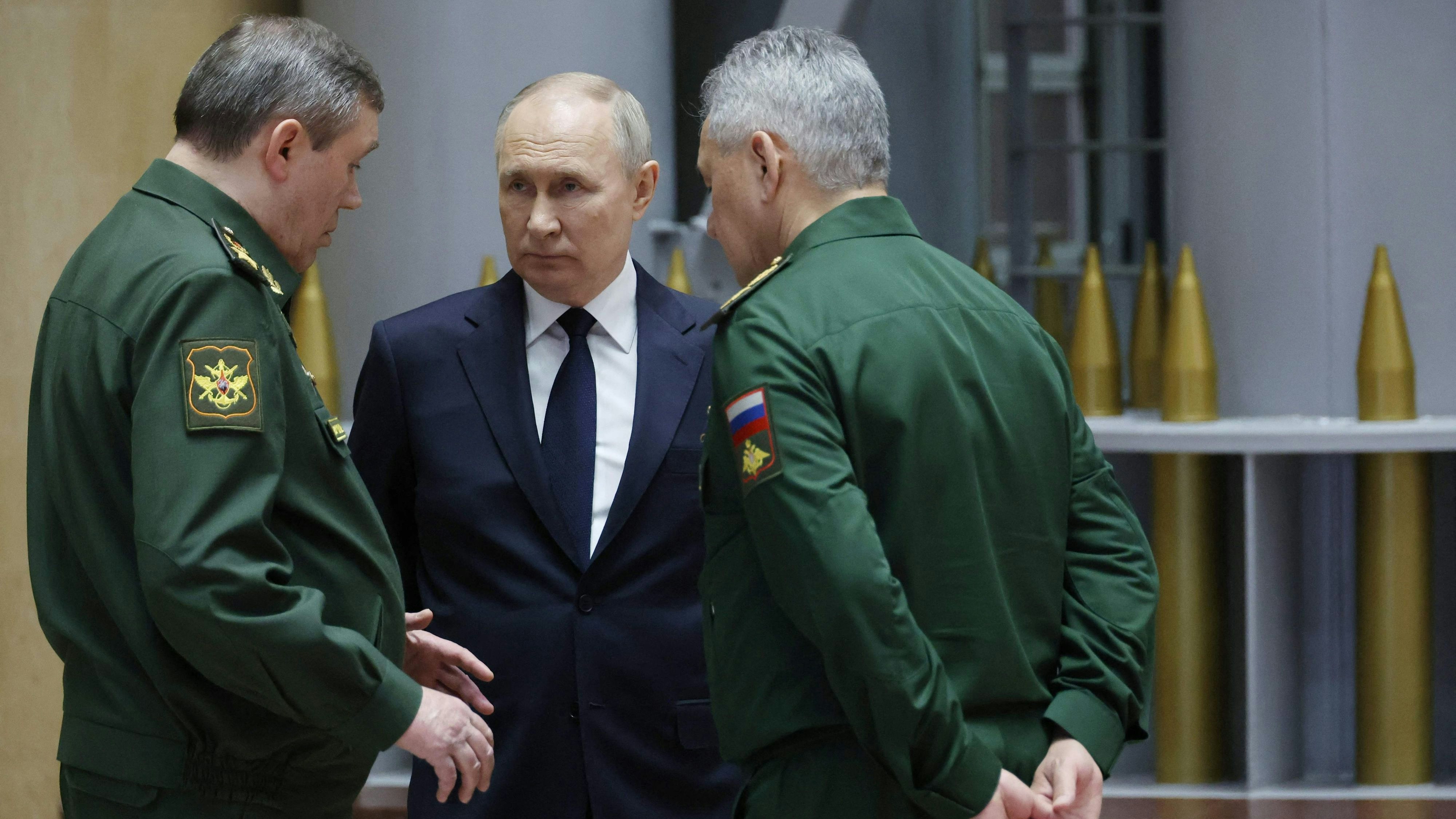 Wladimir Putin mit Verteidigungsminister Sergej Schoigu und Generalstabschef Waleri Gerassimov nach einer Sitzung am 19. Dezember 2023.