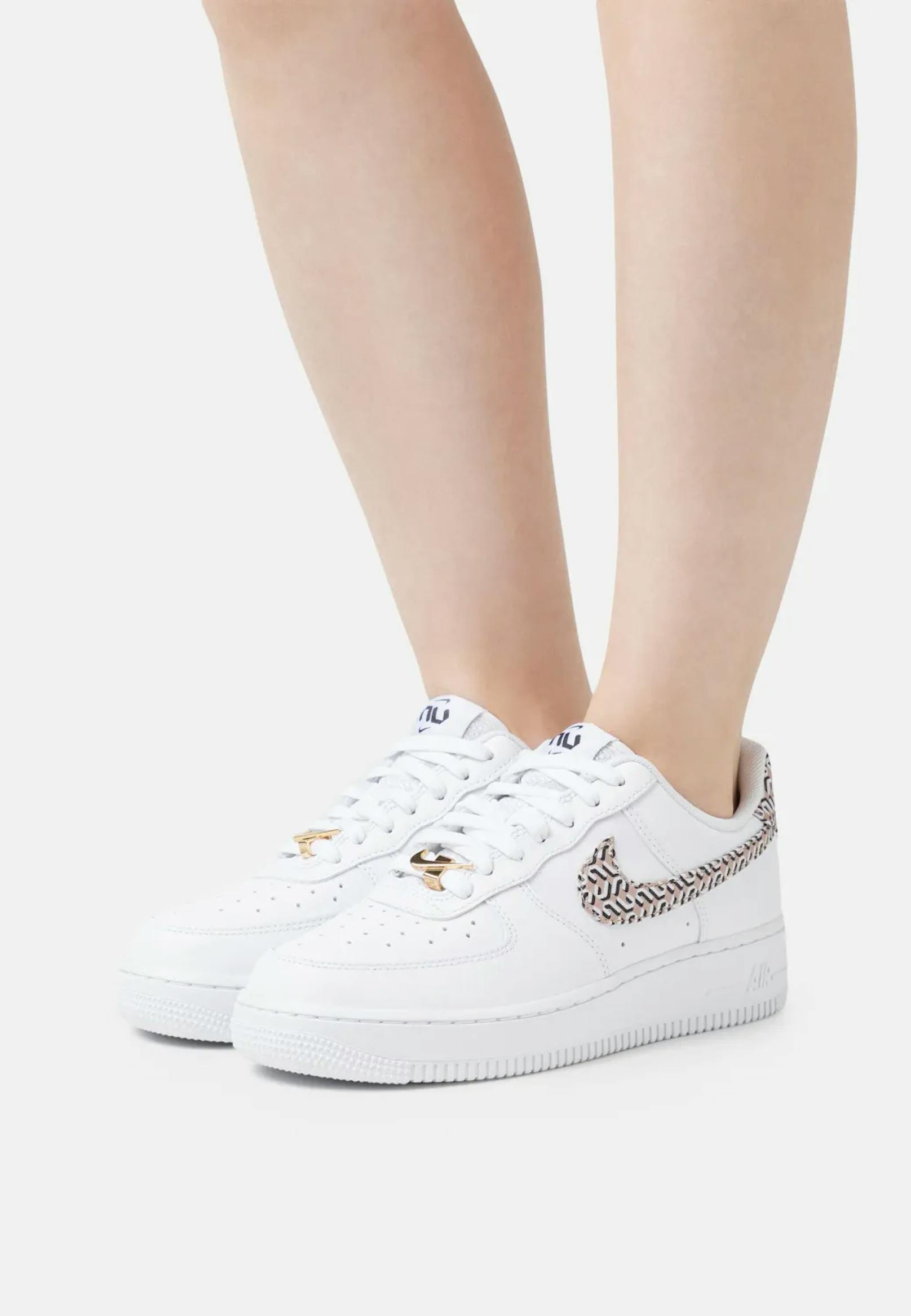 WMNS AIR FORCE 1 LX - Sneaker low von Nike Sportwear via <a rel="nofollow" href="https://www.zalando.at/nike-sportswear-womens-air-force-1-lx-2-sneaker-low-whitehempblack-ni111a1b2-a11.html"><strong>Zalando Online-Shop</strong></a>