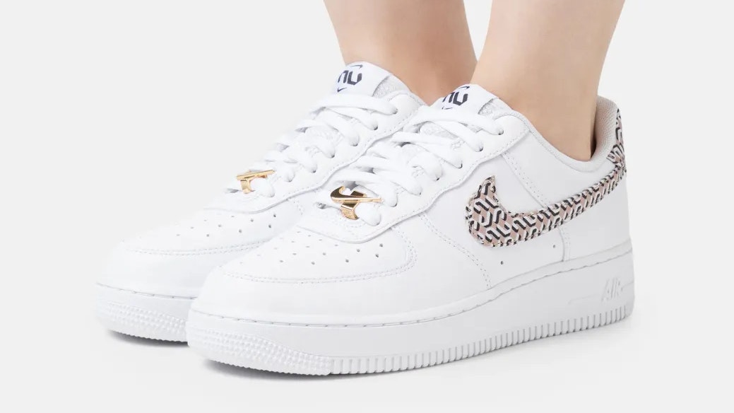 Weiße Sneaker, wie die WMNS AIR FORCE 1 LX&nbsp; von Nike, sind immer besonders anfällig für Straßenschmutz.