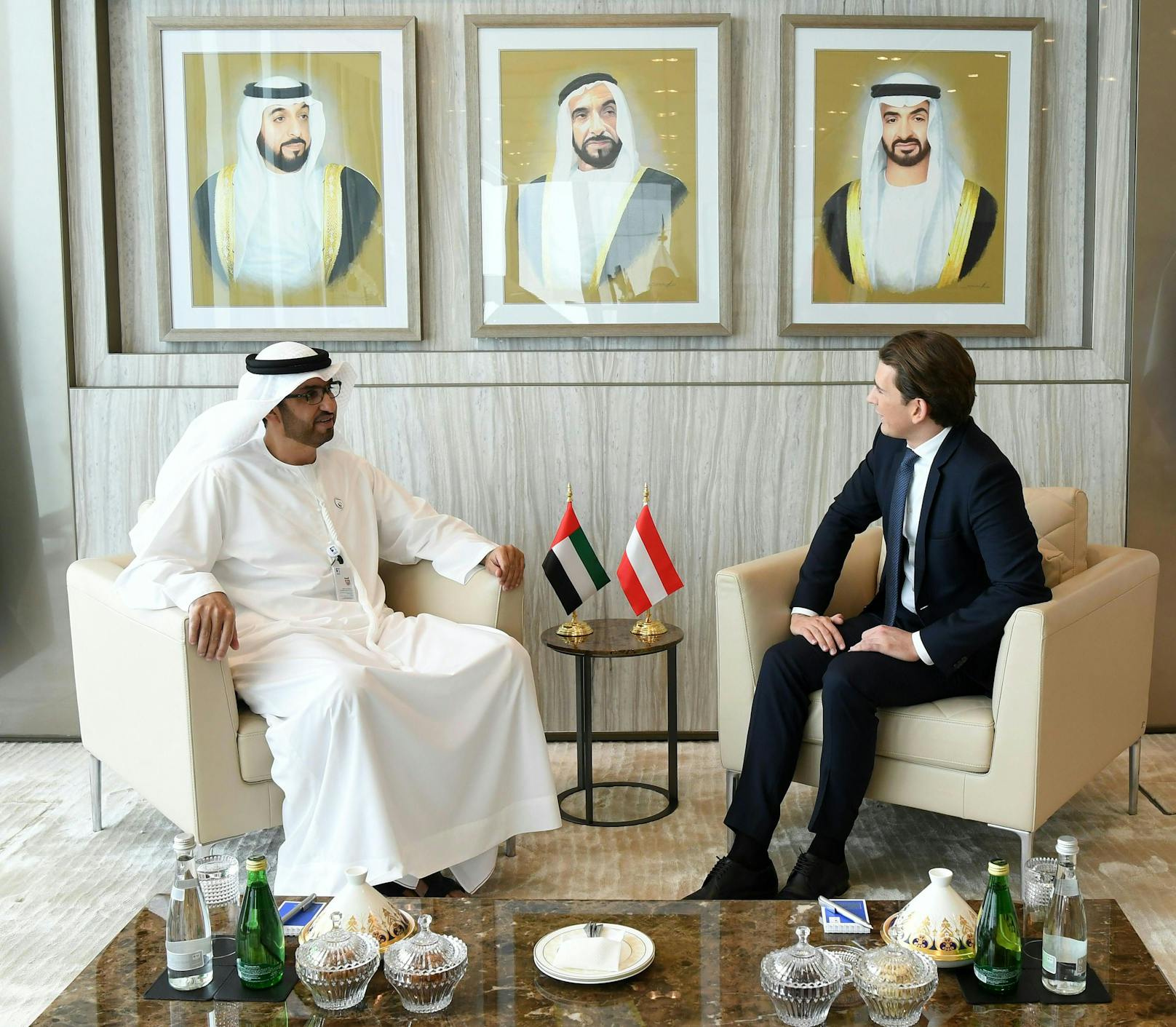 Im März 2019 waren Kanzler Kurz und Immojongleur Benko zusammen mit anderen Wirtschaftsbossen auf Staatsbesuch in Abu Dhabi.