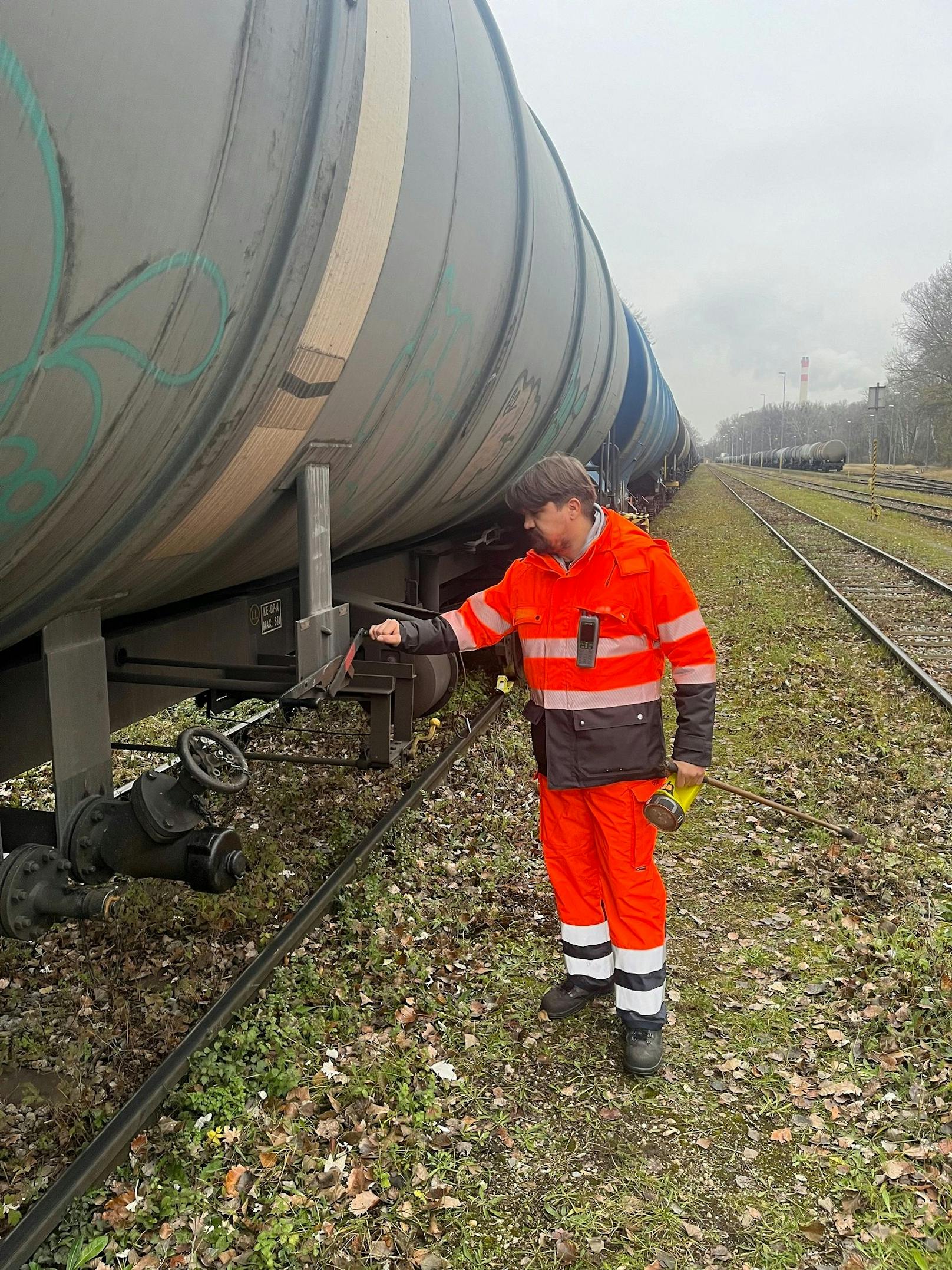 Adrian Satmarean aus Mannersdorf ist Wagenmeister. Dienstort: Wien-Stadlau