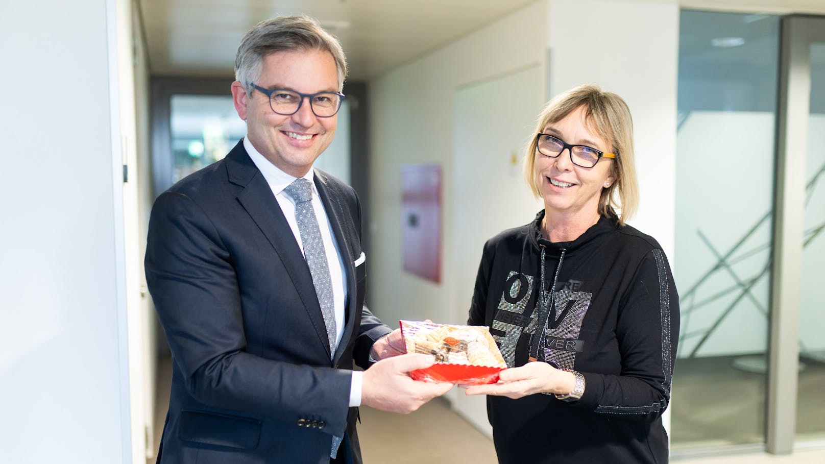 Dutzende Keksdosen erfreuten die Finanzbeamten im Finanzzentrum Wien-Mitte. 