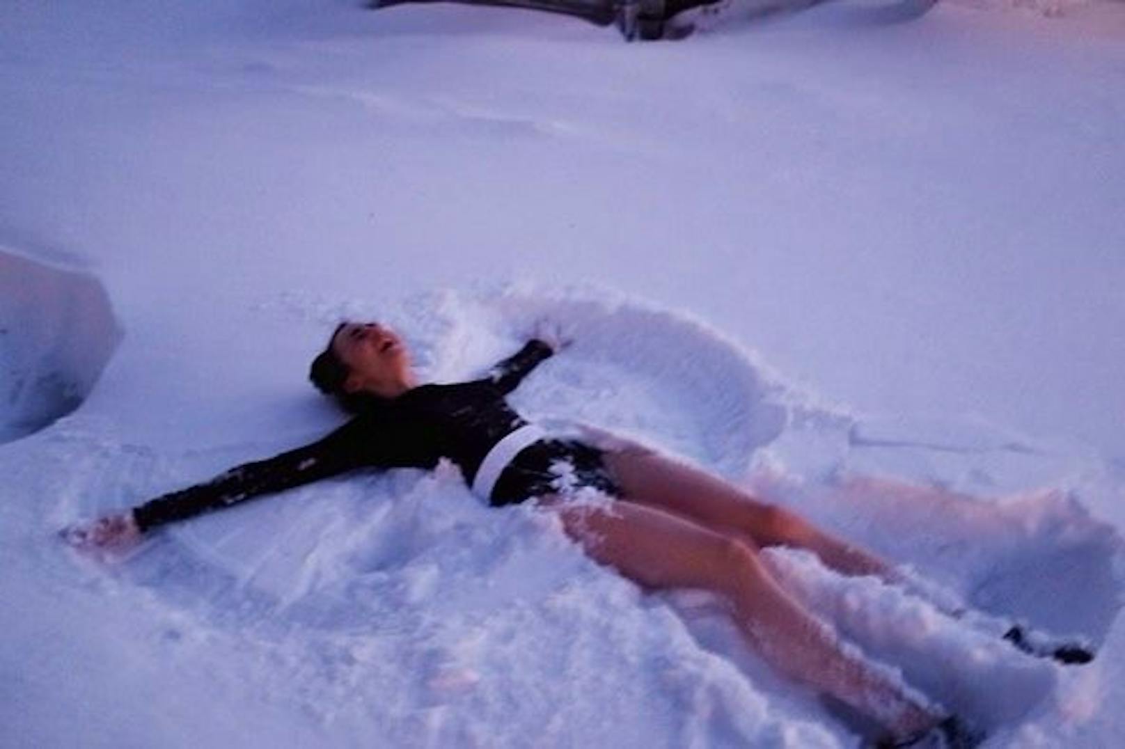 Brrr! Schauspielerin Lily Collins startet mit einem Schneeengel in den Tag!
