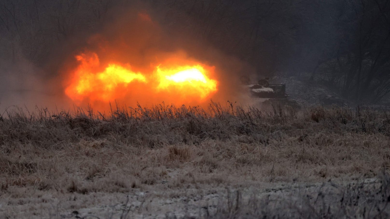 Auf der ukrainischen Seite wird nicht weit hinter der Front von Bachmut wird mit schwerem Gerät nicht nur die Offensive sondern ...