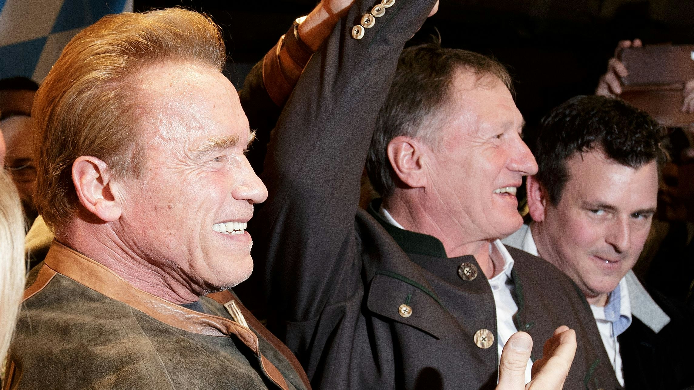 Download von www.picturedesk.com am 20.12.2023 (11:45). Arnold Schwarzenegger mit Franz Klammer und Marc Pircher auf der berühmten Weißwurst-Party in Kitzbühel (T)