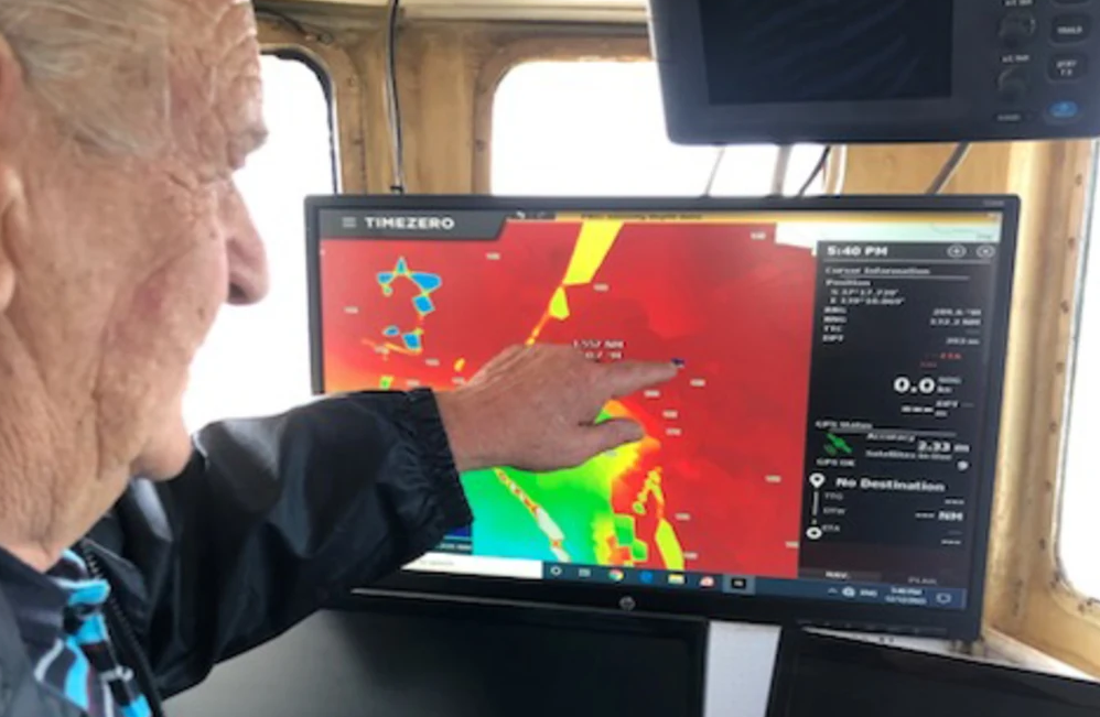 Der australische Fischer Kit Olver ist sich sicher, dass sich eine Tragfläche eines Verkehrsflugzeugs in seinem Netz verfangen hatte. Er zeigt auf die Stelle, wo der Vorfall vor neun Jahren stattgefunden haben soll.