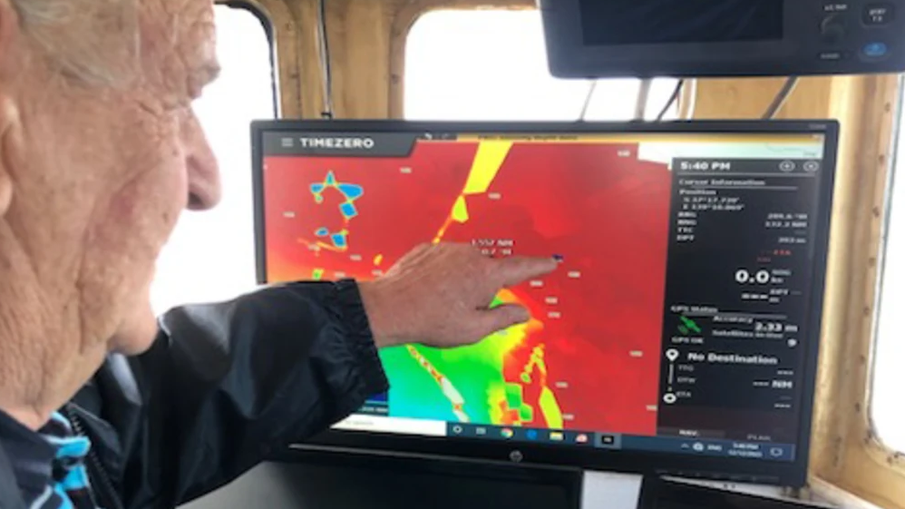 Der australische Fischer Kit Olver ist sich sicher, dass sich eine Tragfläche eines Verkehrsflugzeugs in seinem Netz verfangen hatte. Er zeigt auf die Stelle, wo der Vorfall vor neun Jahren stattgefunden haben soll.