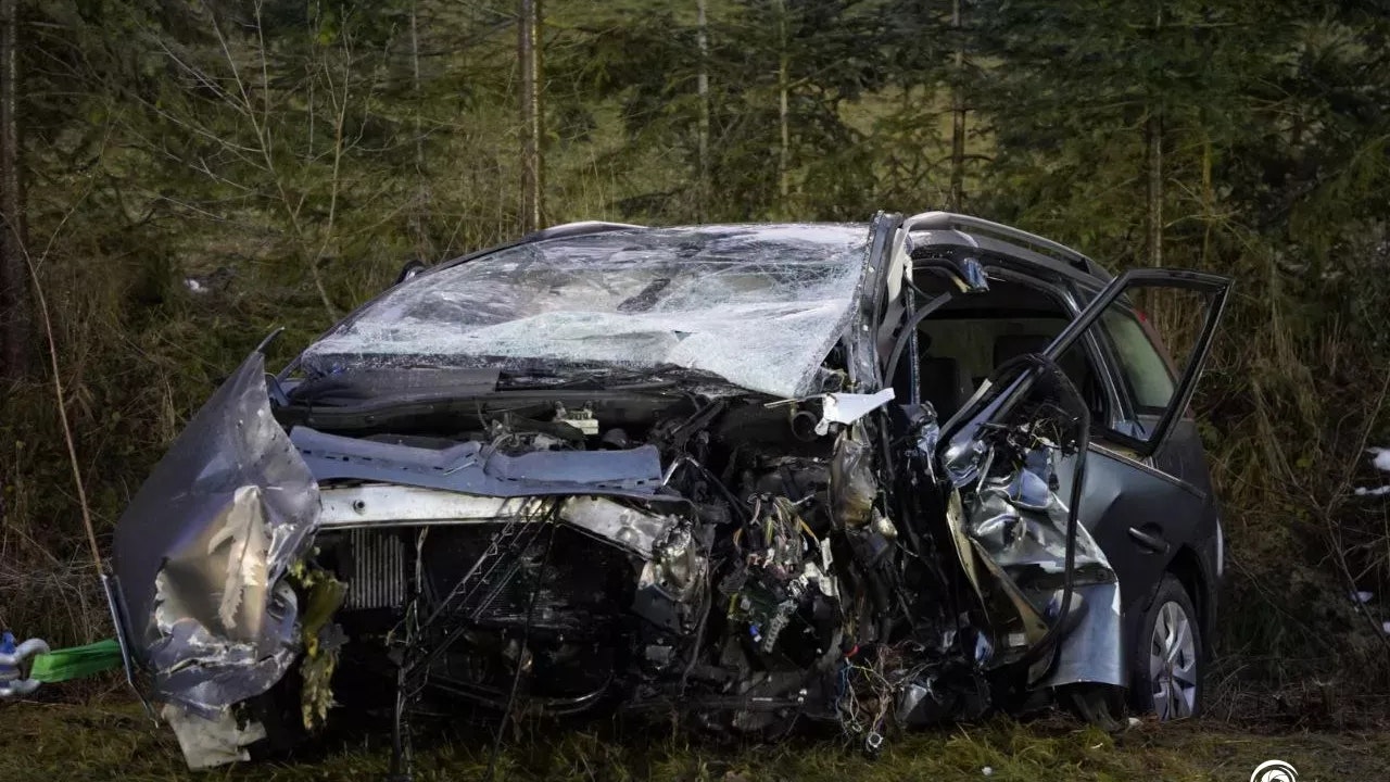 Heute.at - Pkw fährt in Kastenwagen – 4 Verletzte, Heli-Einsatz