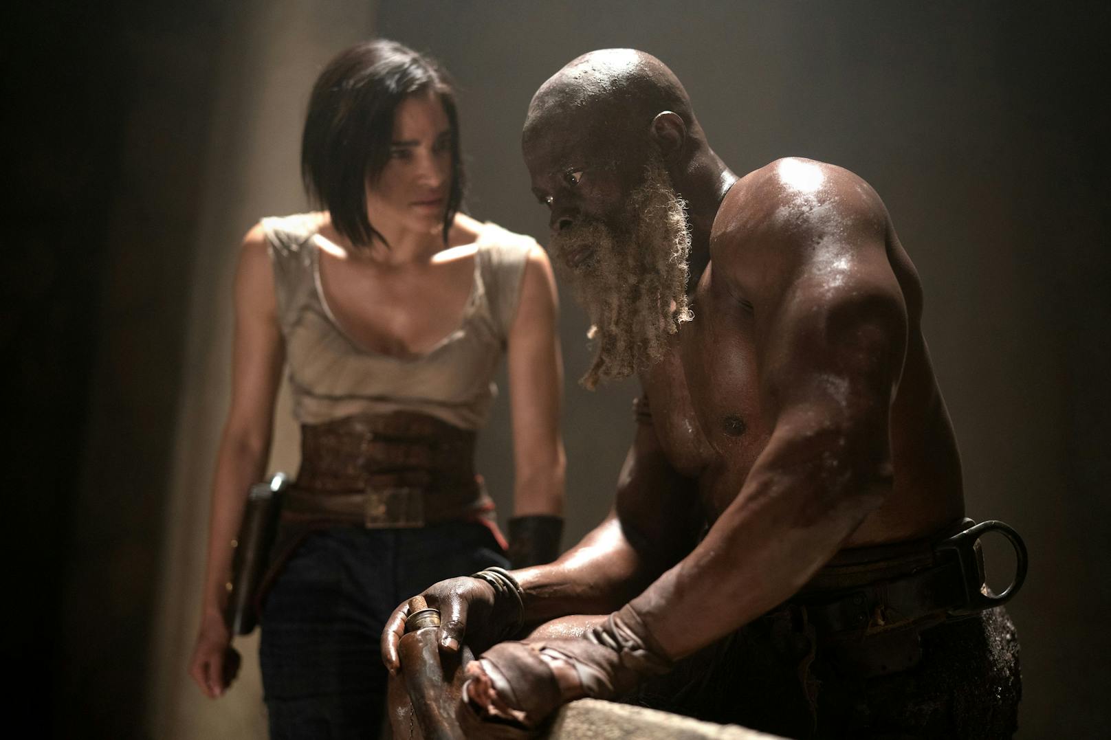 Sofia Boutella als Kora und Djimon Hounsou als Titus