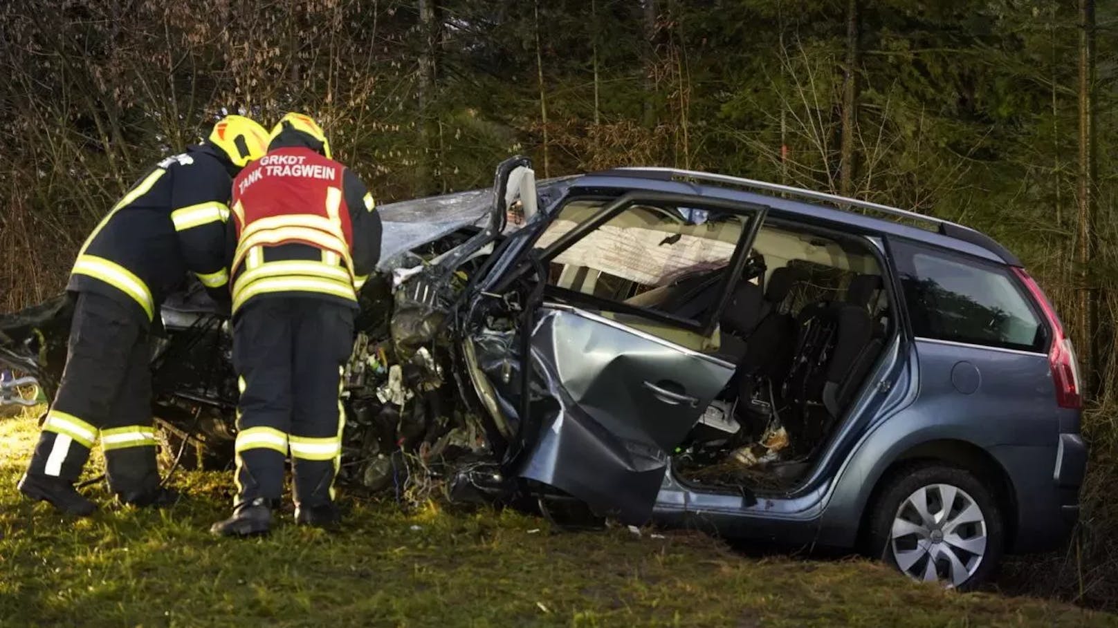 Durch den Aufprall wurde der Wagen in eine Böschung geschleudert. Vier Personen wurden bei dem Unfall verletzt.