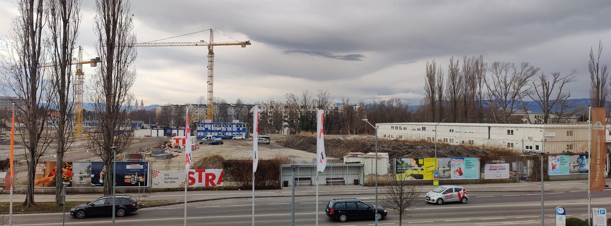 Die Schüler sitzen im Container (re. weißes Gebäude) und daneben ist eine riesige Baustelle.