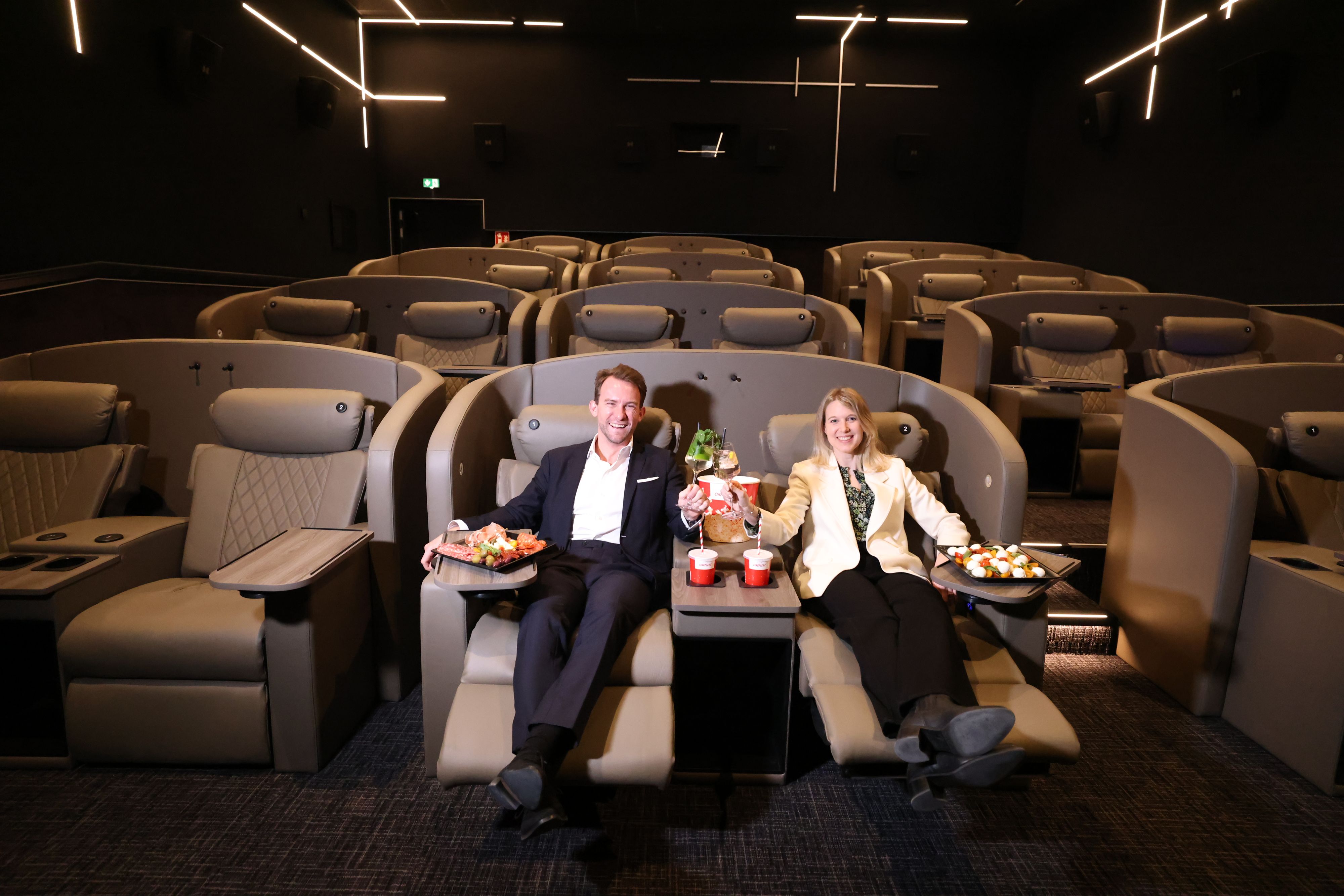 Finden es herrlich: Lucas Langhammer, Geschäftsführer von Cineplexx und Verena Haller als Vertreterin Unibail-Rodamco-Westfield (Eigentümer & Betreiber der SCS). Hier an den extra großen Kuschelsesseln werden auch italienische Köstlichkeiten serviert. Die Sitzkategorie heißt Cinegold Loveboxx: Die Cinegold Boxx ist für diejenigen, die gerne kuscheln.